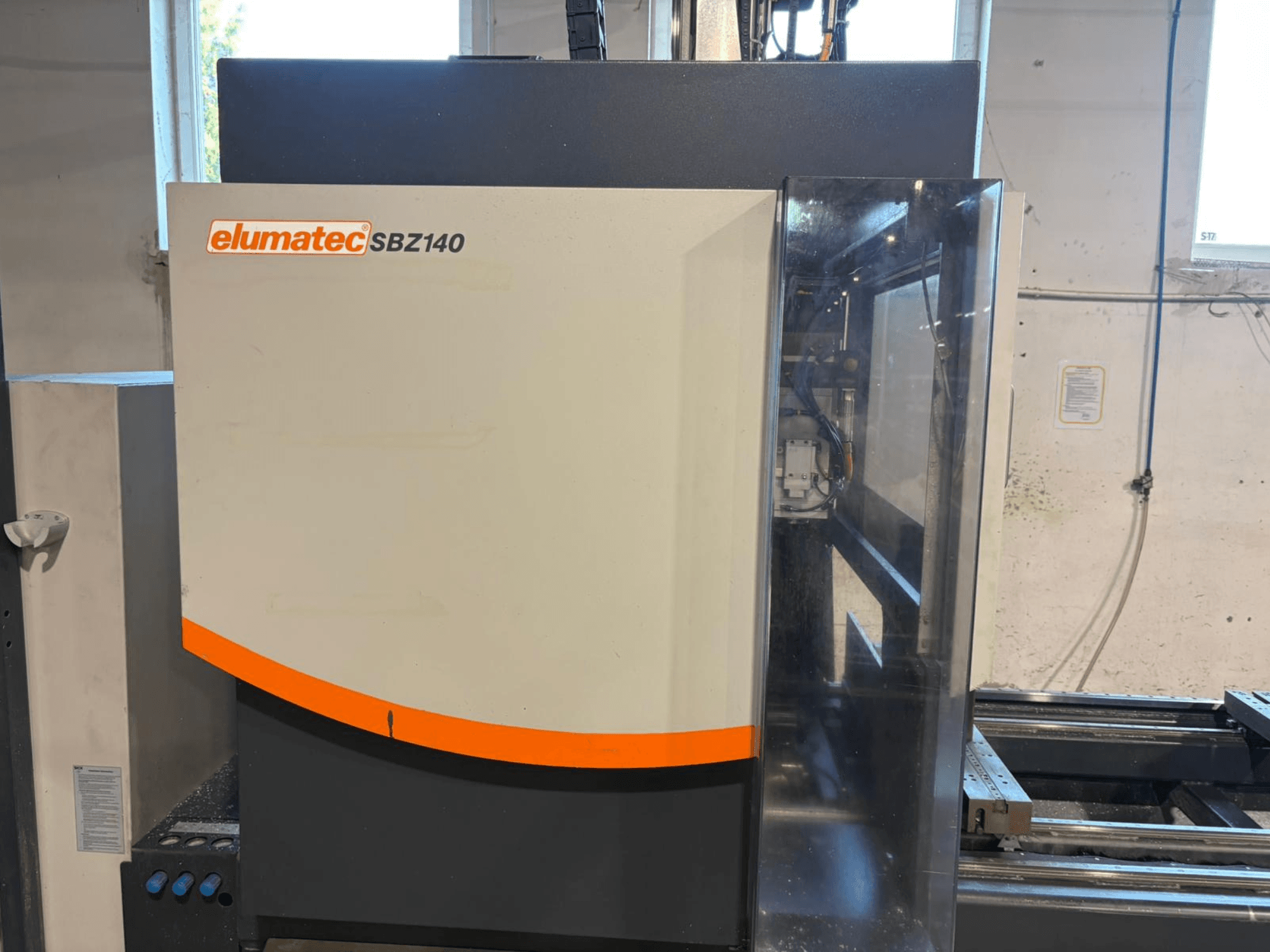 Elumatec SBZ-140 Vertikal-Bearbeitungszentrum, Vorderansicht, zeigt das schlanke Design und die Details des Bedienfelds.