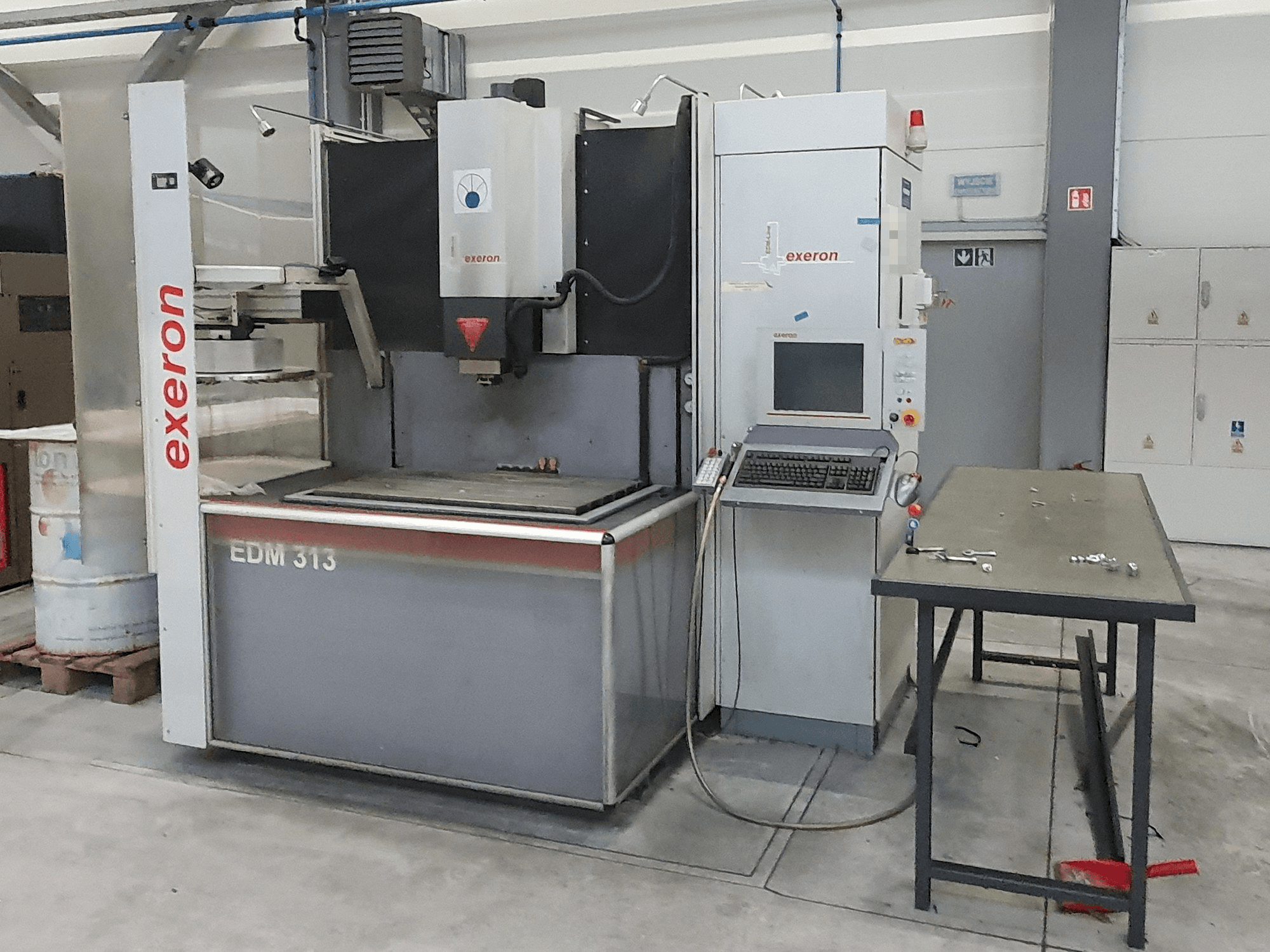 Frontansicht der EXTRON EDM 313 Maschine