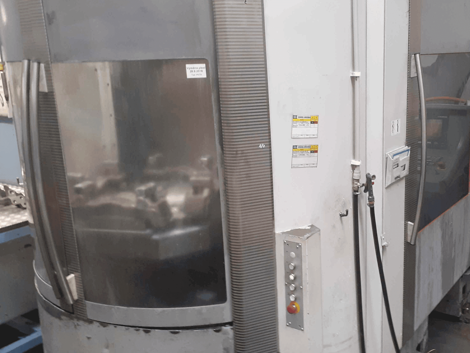 Frontansicht der DECKEL MAHO DMC 80 H Maschine