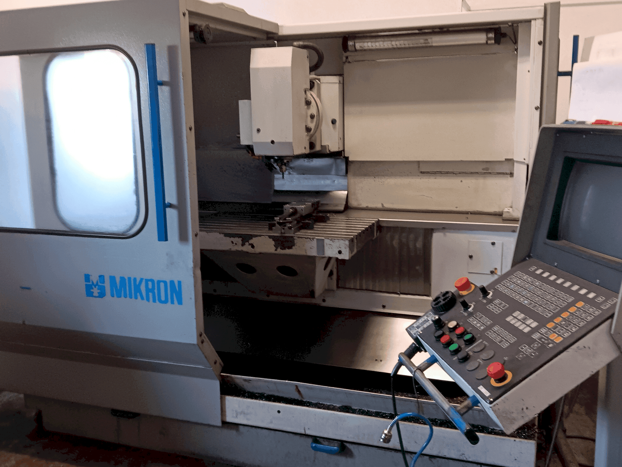 Frontansicht der MIKRON UM 600 Maschine