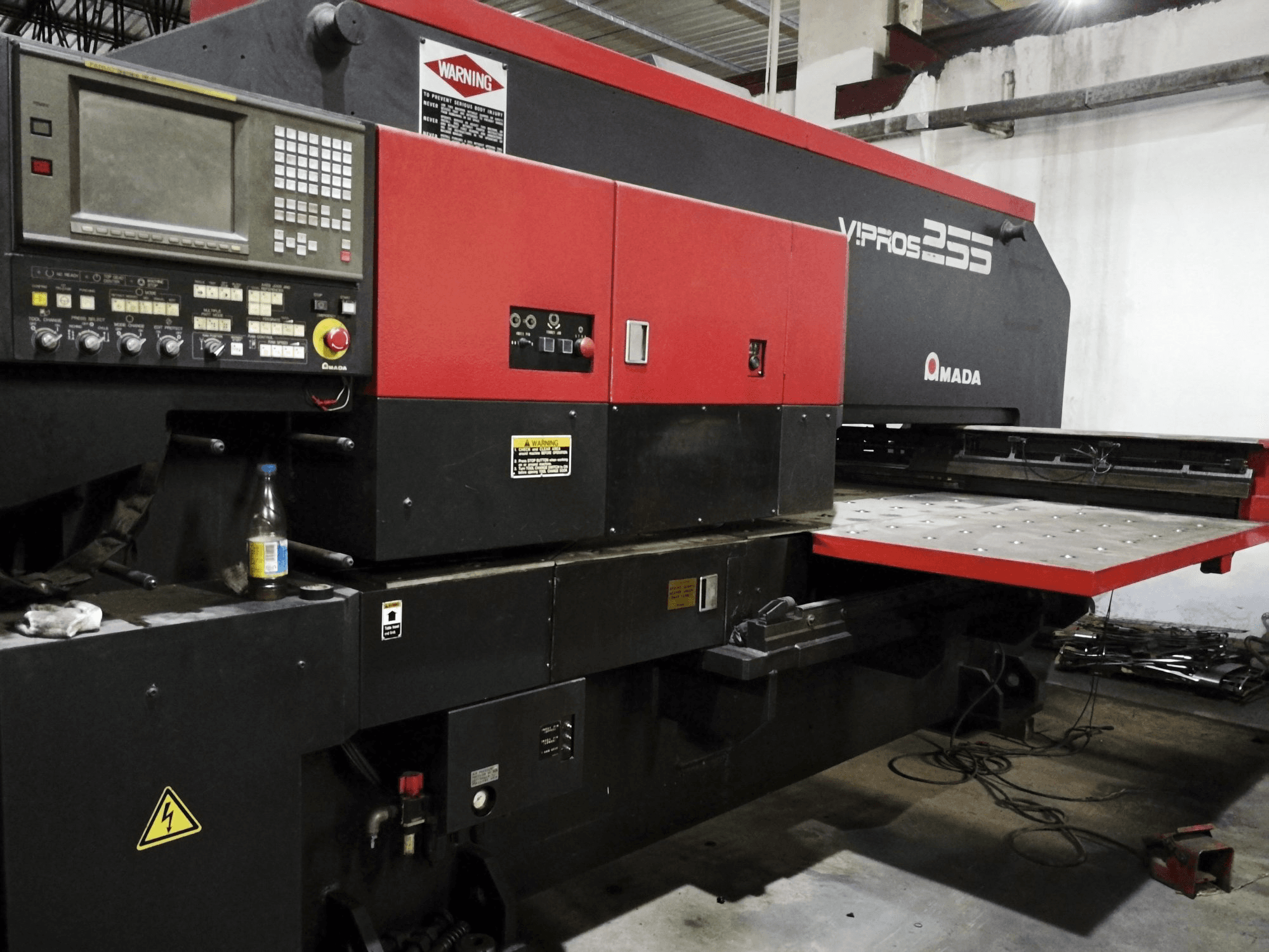 Linke Ansicht 1 der AMADA Vipros 255 Maschine