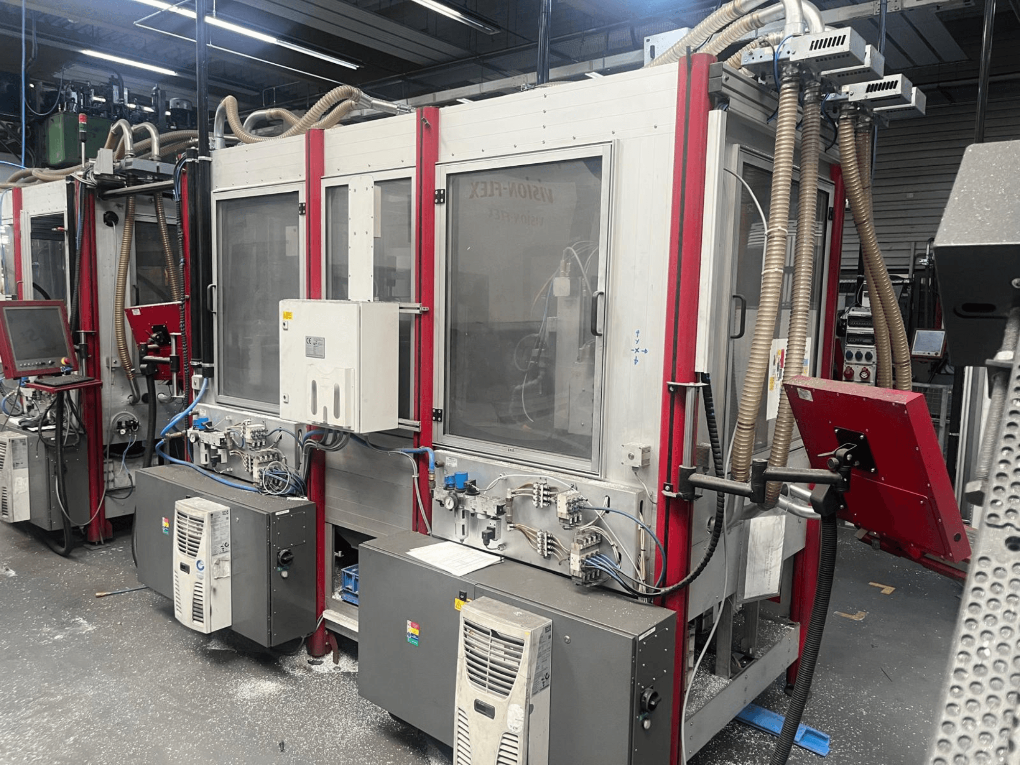 Portalfräsmaschine ISEL FlatCom M30 DoppelFlat 75-35, Vorderansicht, mit Bedienfeld und angeschlossenen Schläuchen.