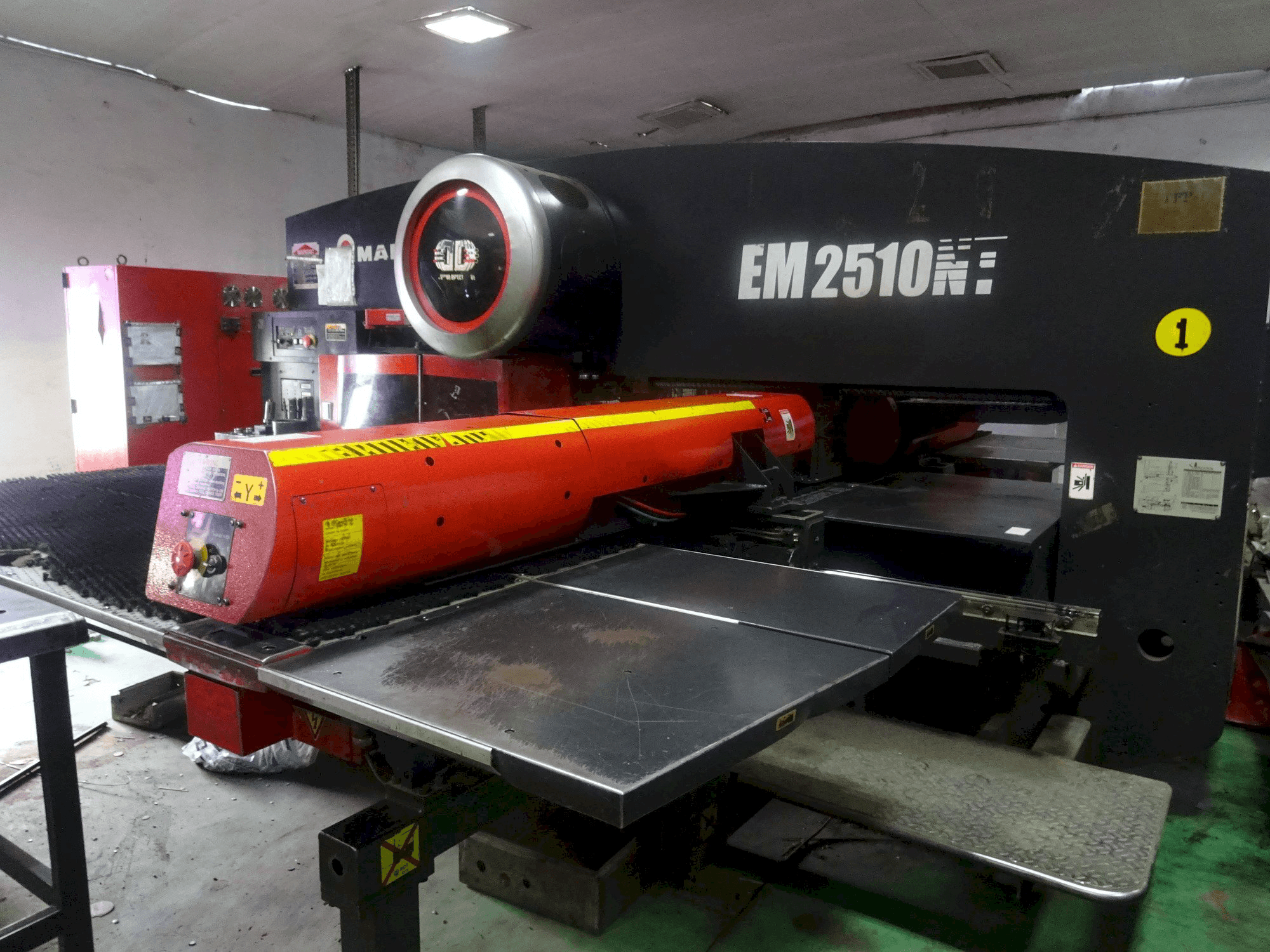 Frontansicht der AMADA EM 2510 NT Maschine