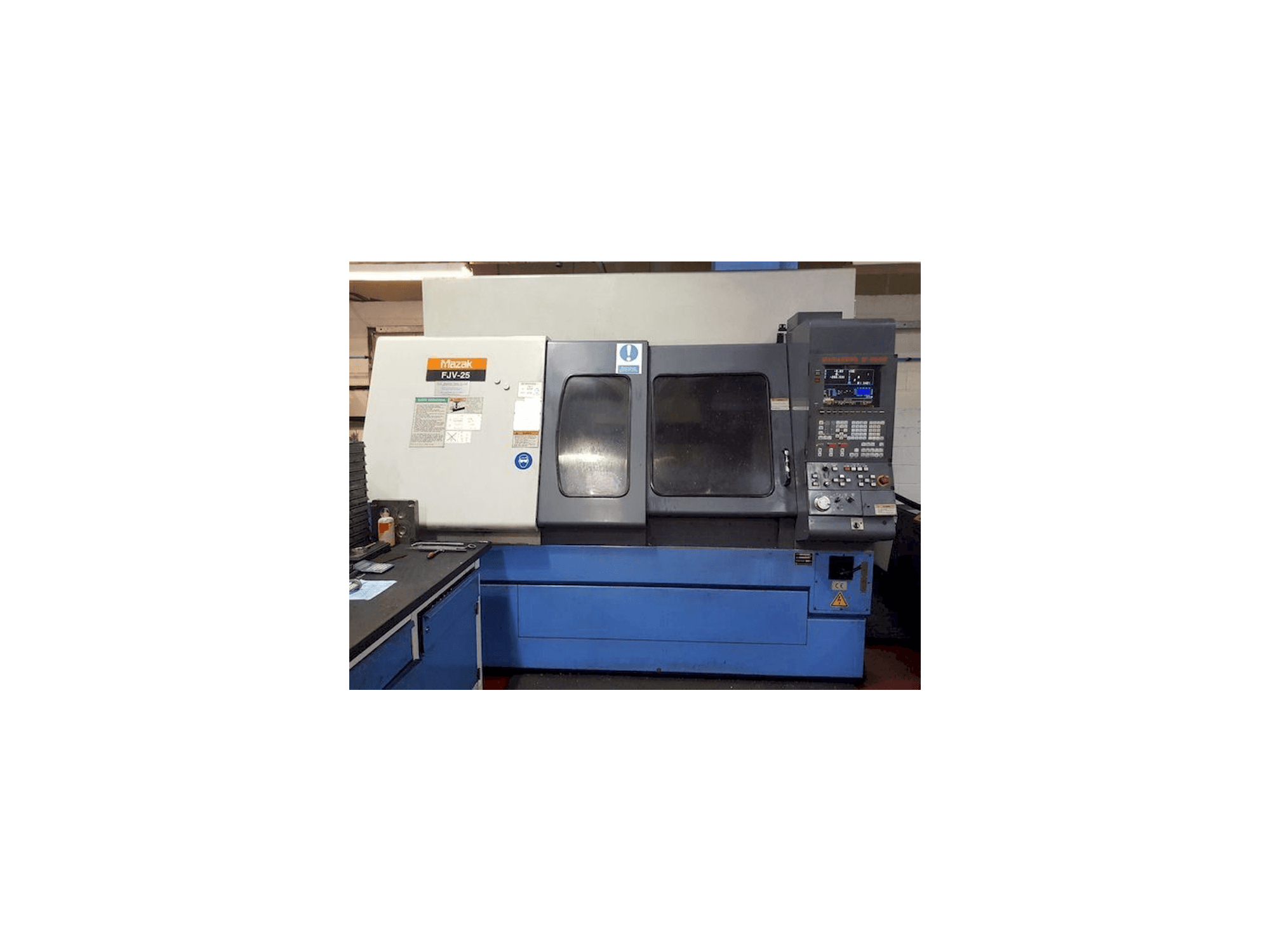 Frontansicht der Mazak FJV-25 Maschine