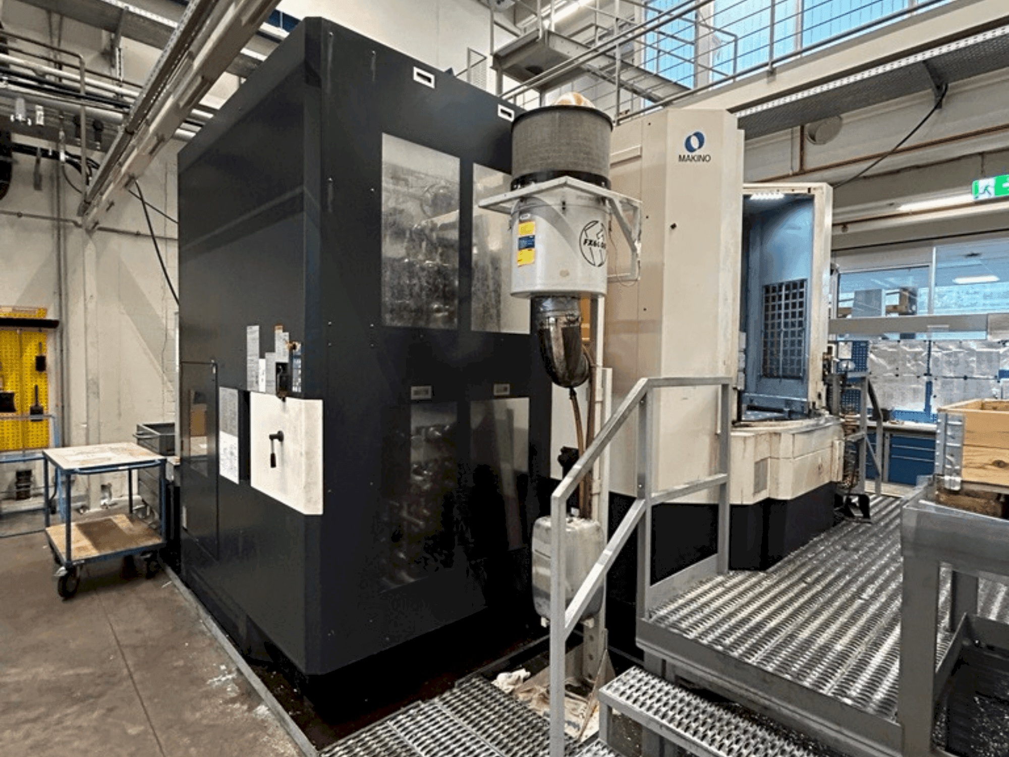 Frontansicht der Makino a81 Maschine