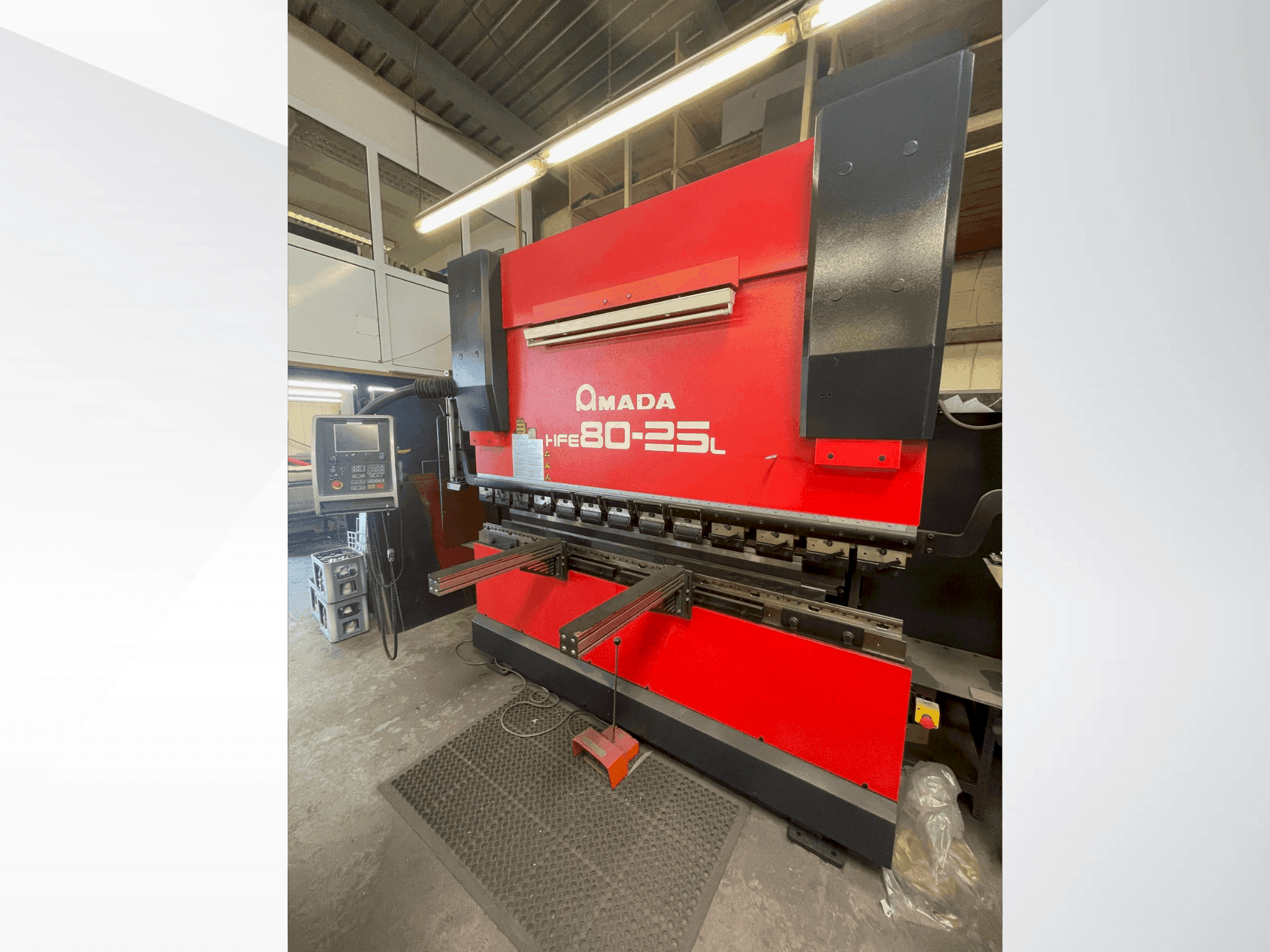 Frontansicht der AMADA HFE 80-25 L Maschine