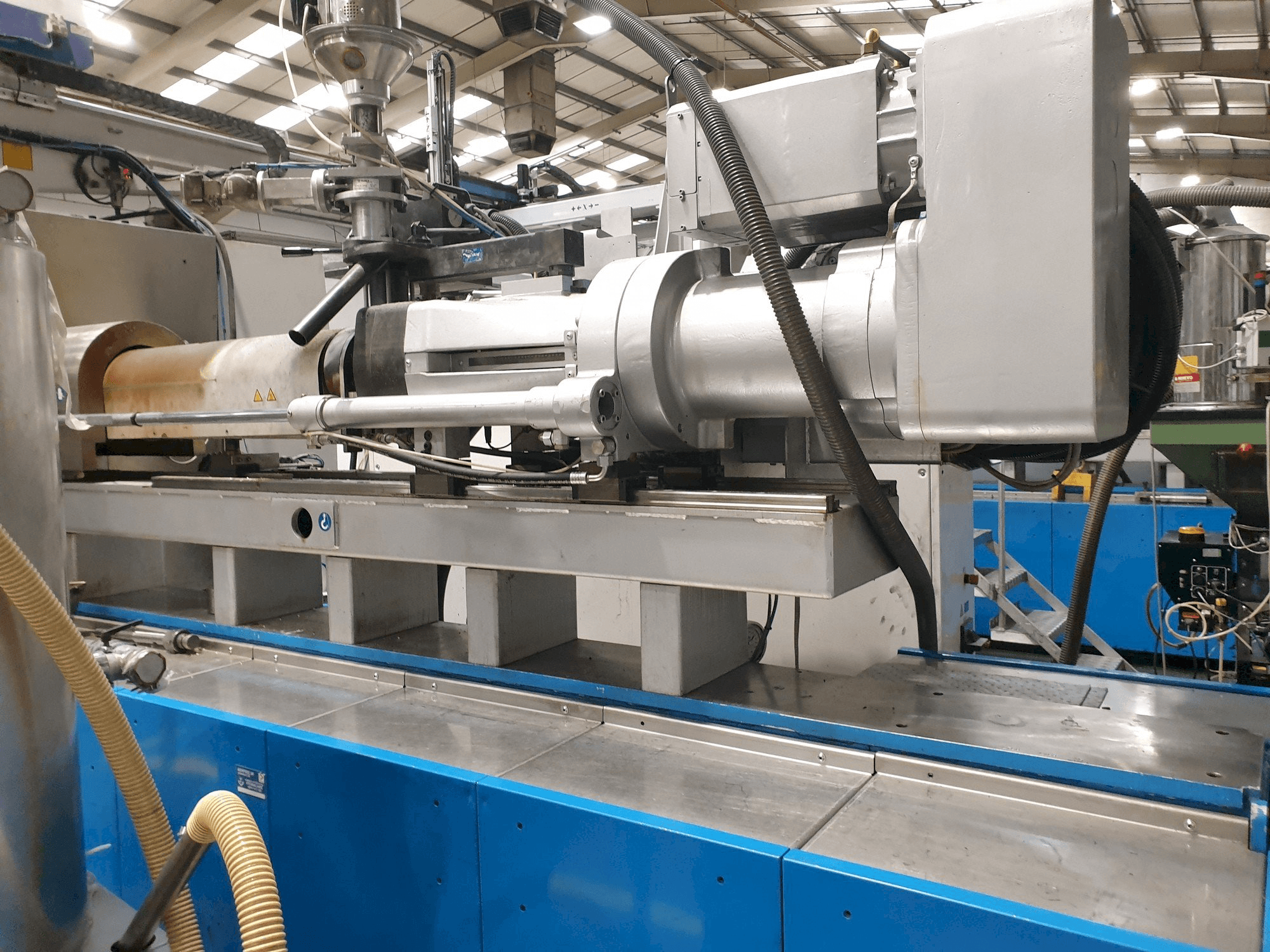 Frontansicht der Netstal EVOS 5500-2000 Maschine