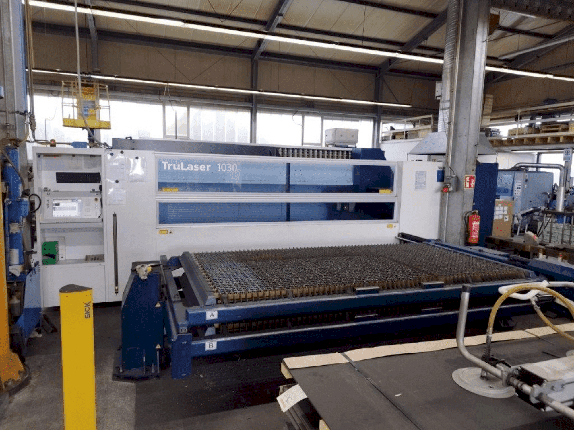 Frontansicht der TRUMPF TruLaser 1030 Maschine