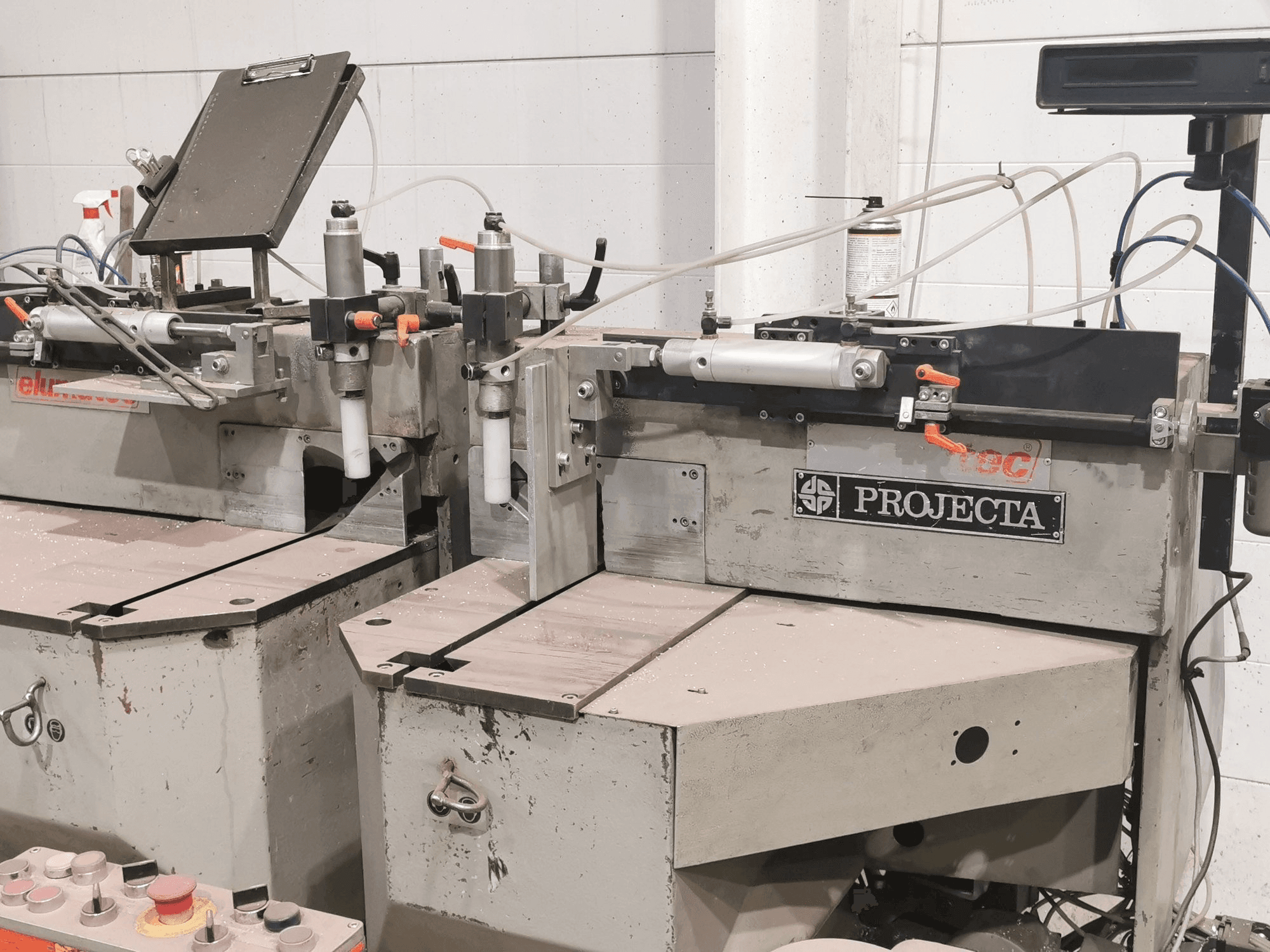 Frontansicht der Elumatec DG 104 Maschine