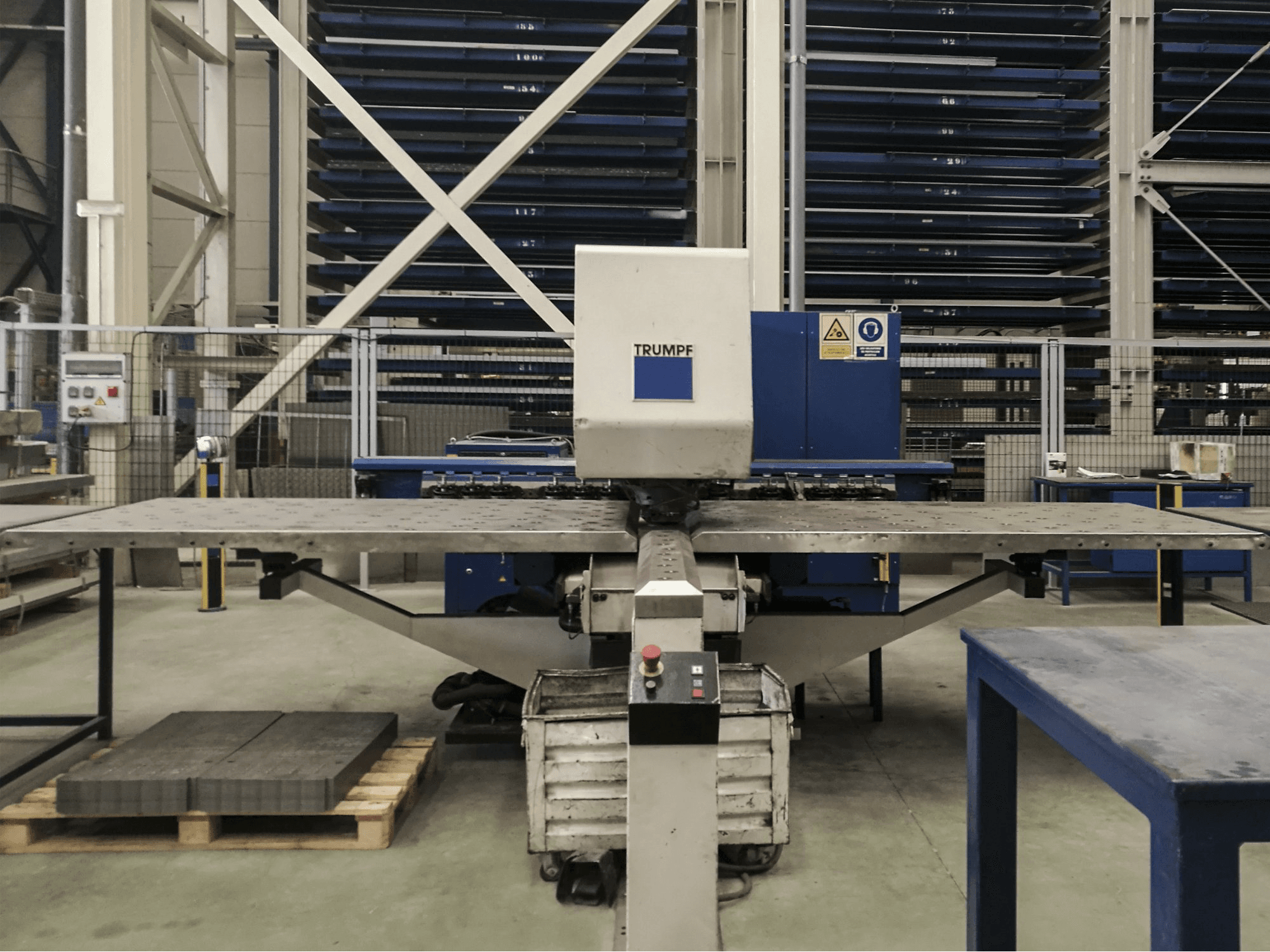 Vorderansicht der Trumpf Trumatic 200 Maschine
