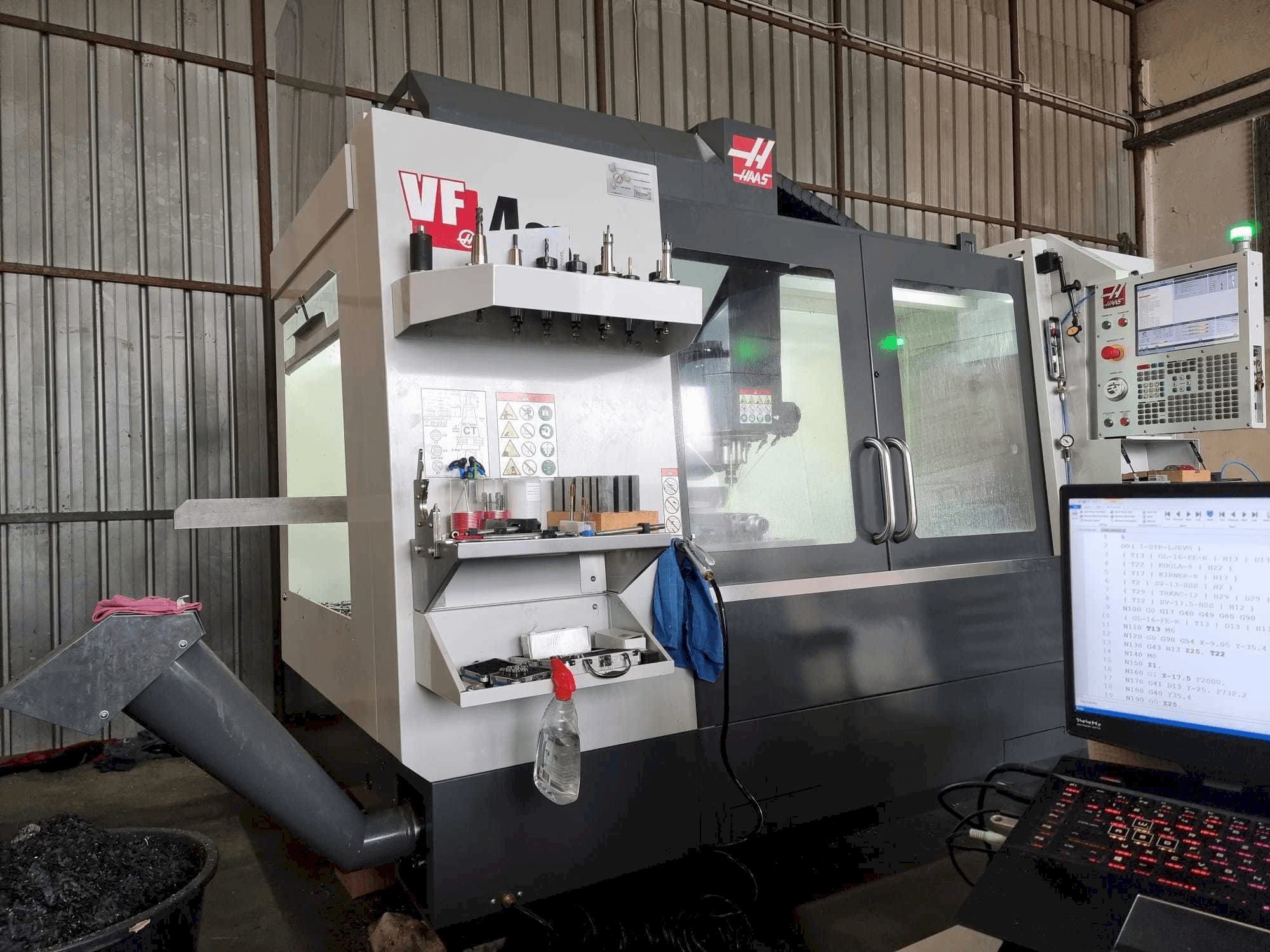 Frontansicht der HAAS VF4SS Maschine