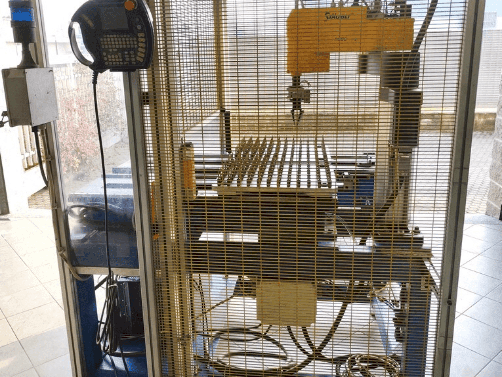 Frontansicht der STAUBLI RS80 Maschine