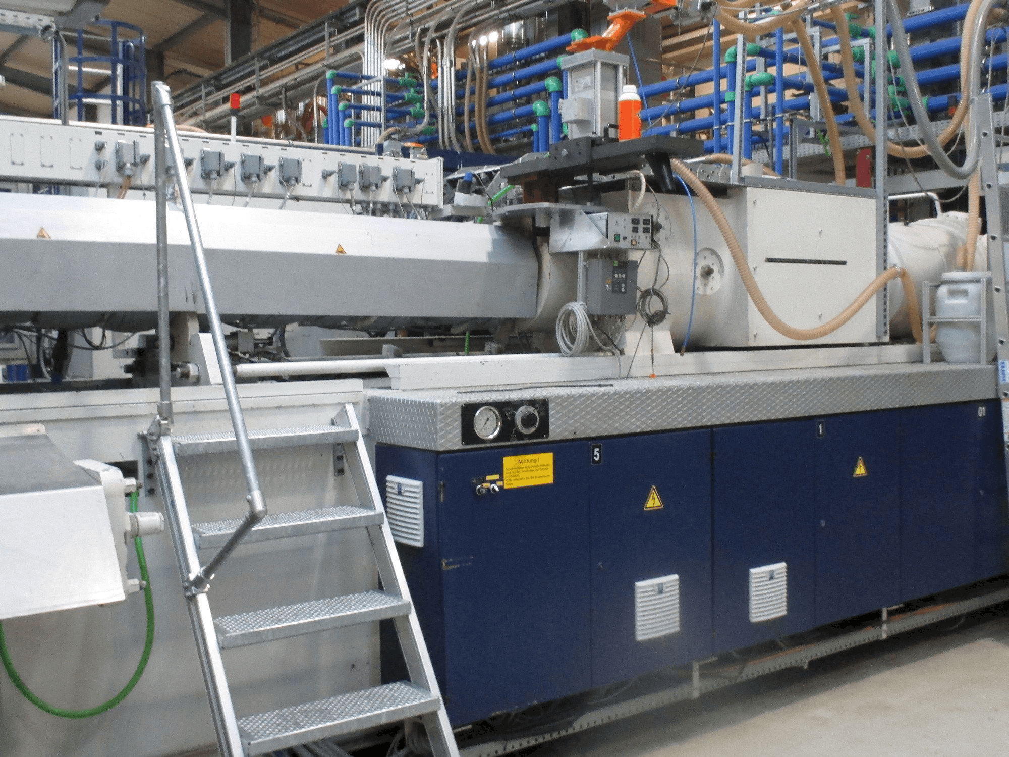 Frontansicht der Krauss Maffei 1300/14700 MC Maschine