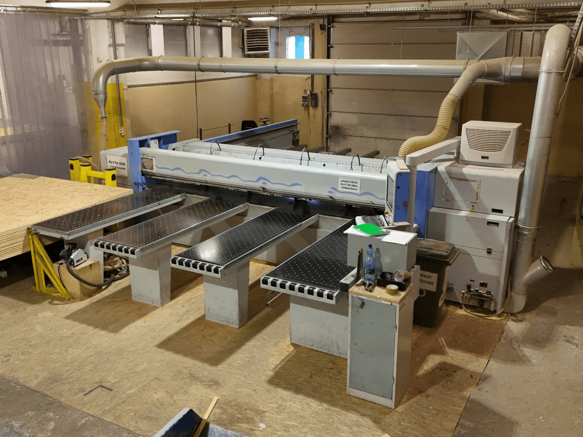 HOLZMA HPP 350/43/38 Plattensäge in einer Werkstatt, von oben gesehen, mit Sicht auf den Schneidbereich und die Auflagetische.
