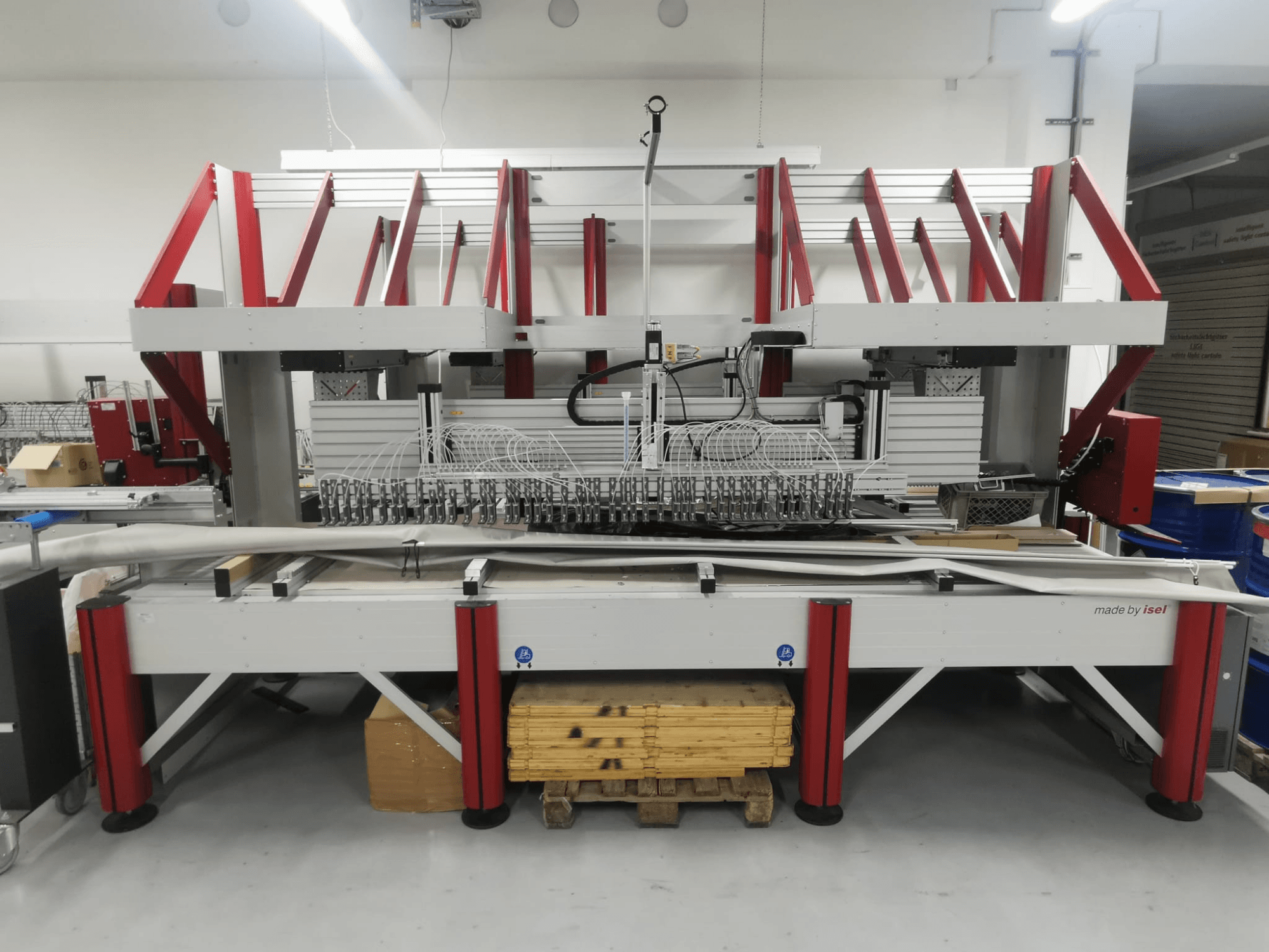 Portalfräsmaschine ISEL ATN Vergusssystem 3, Vorderansicht mit rot-weißem Rahmen, sichtbarem Arbeitsbereich und Werkzeugaufnahmen.