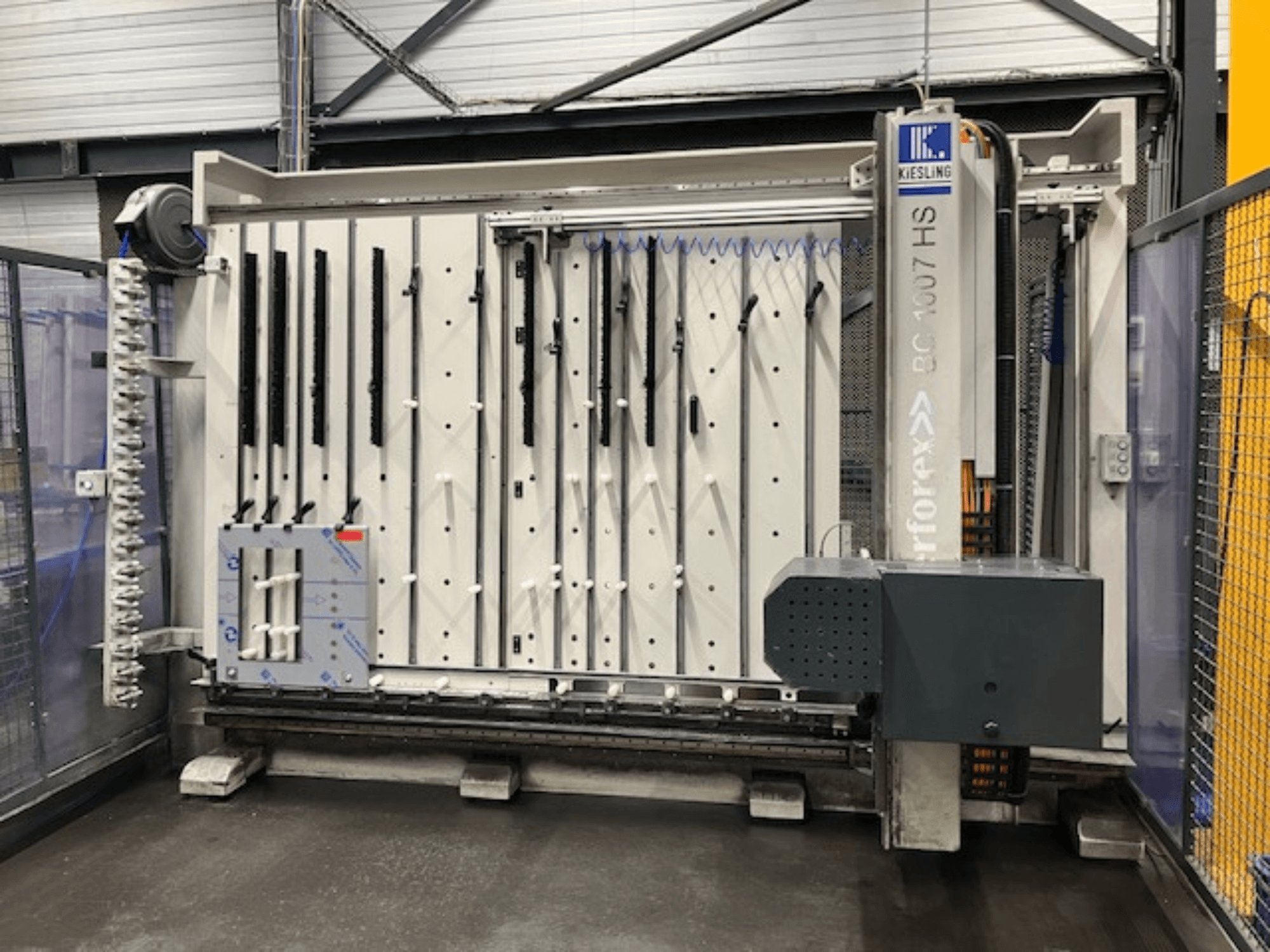 Horizontales Bearbeitungszentrum KIESLING Perforex BC1007HS, Seitenansicht mit Werkzeughalter und Bedienfeld.