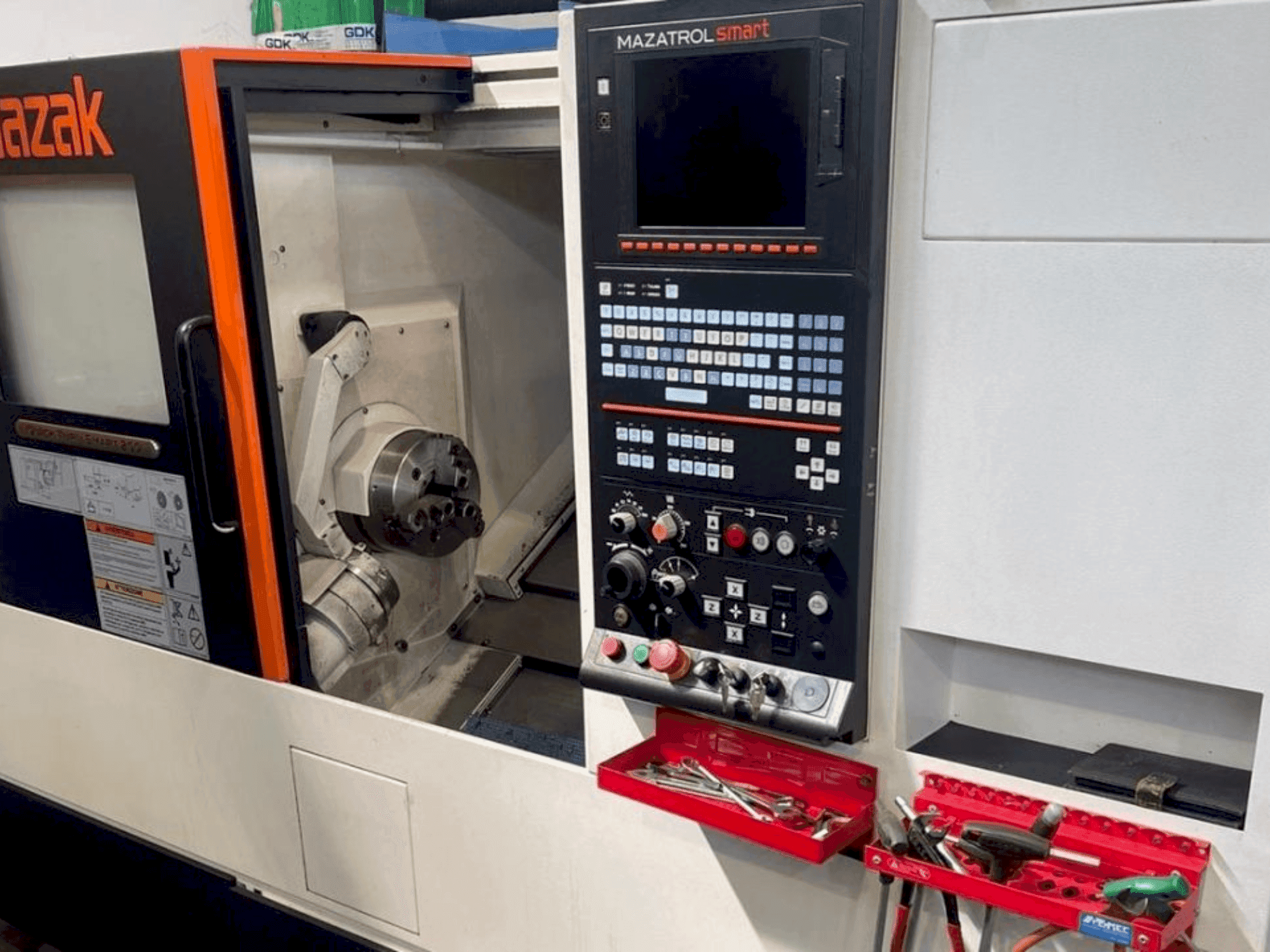 Frontansicht der Mazak QT SMART 200 Maschine