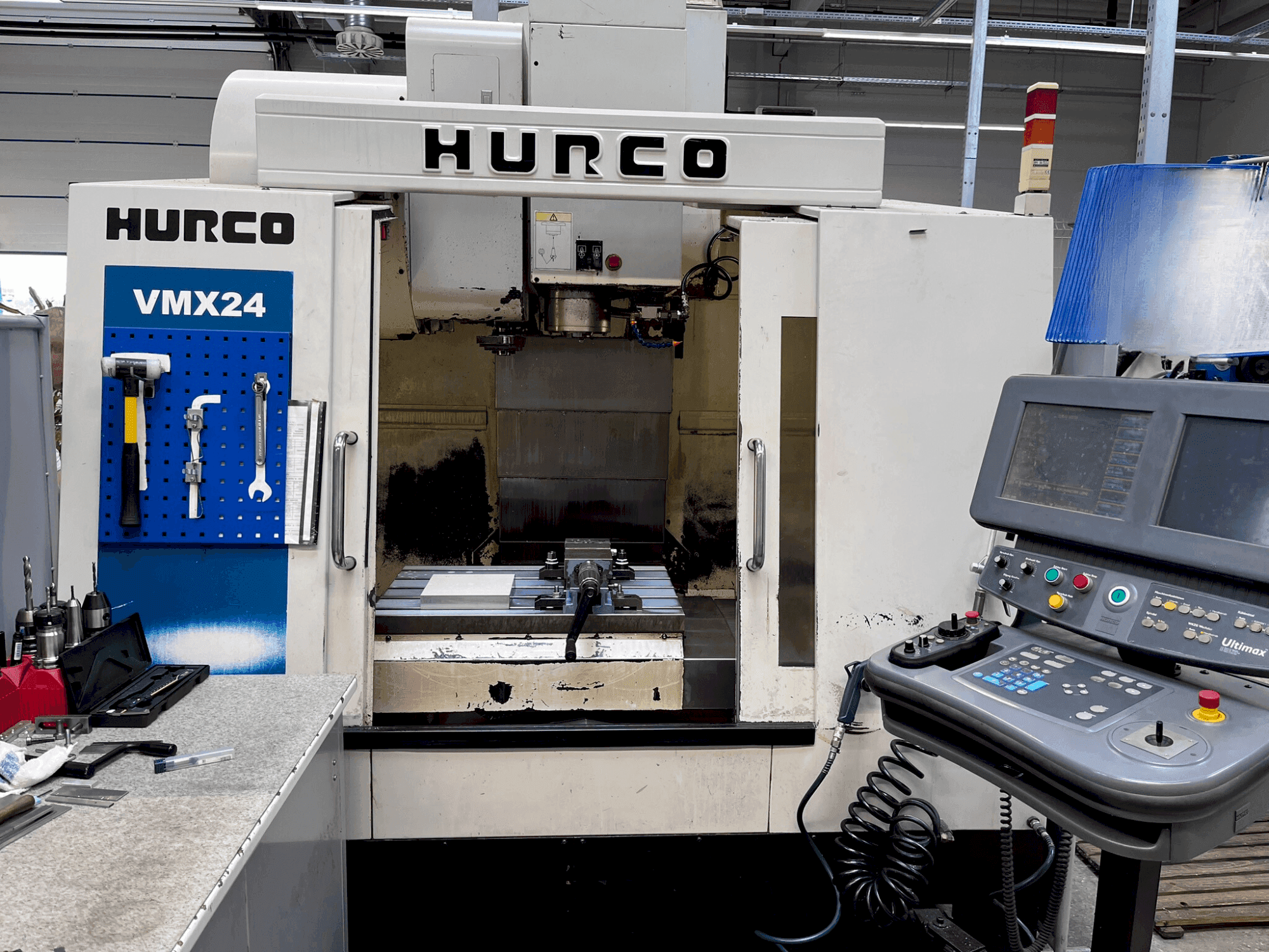 Frontansicht der Hurco VMX 24 Maschine