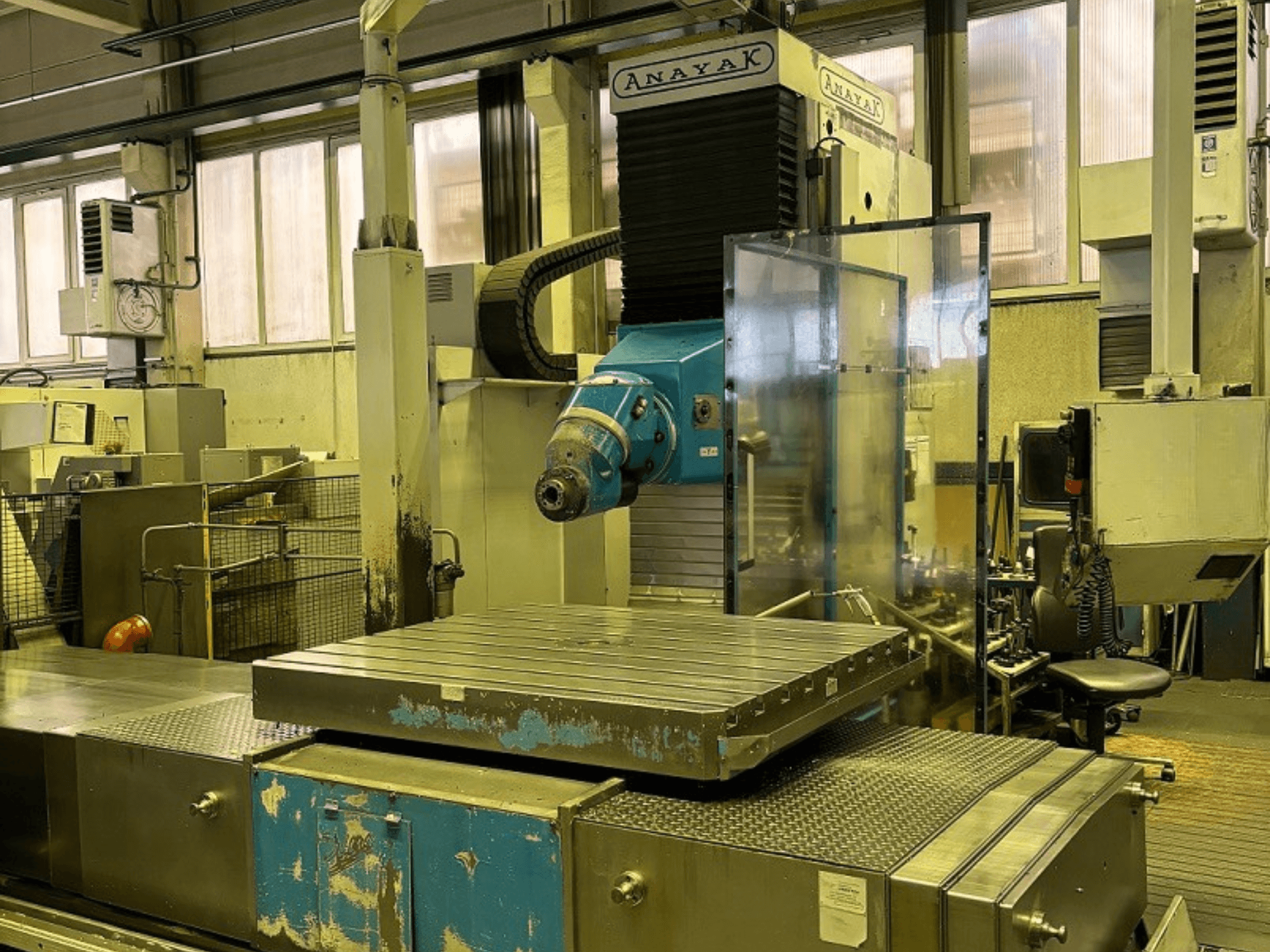 ANAYAK VH plus-2000 Bettfräsmaschine, Vorderansicht, mit großem flachen Arbeitstisch und blauem Bedienfeld.