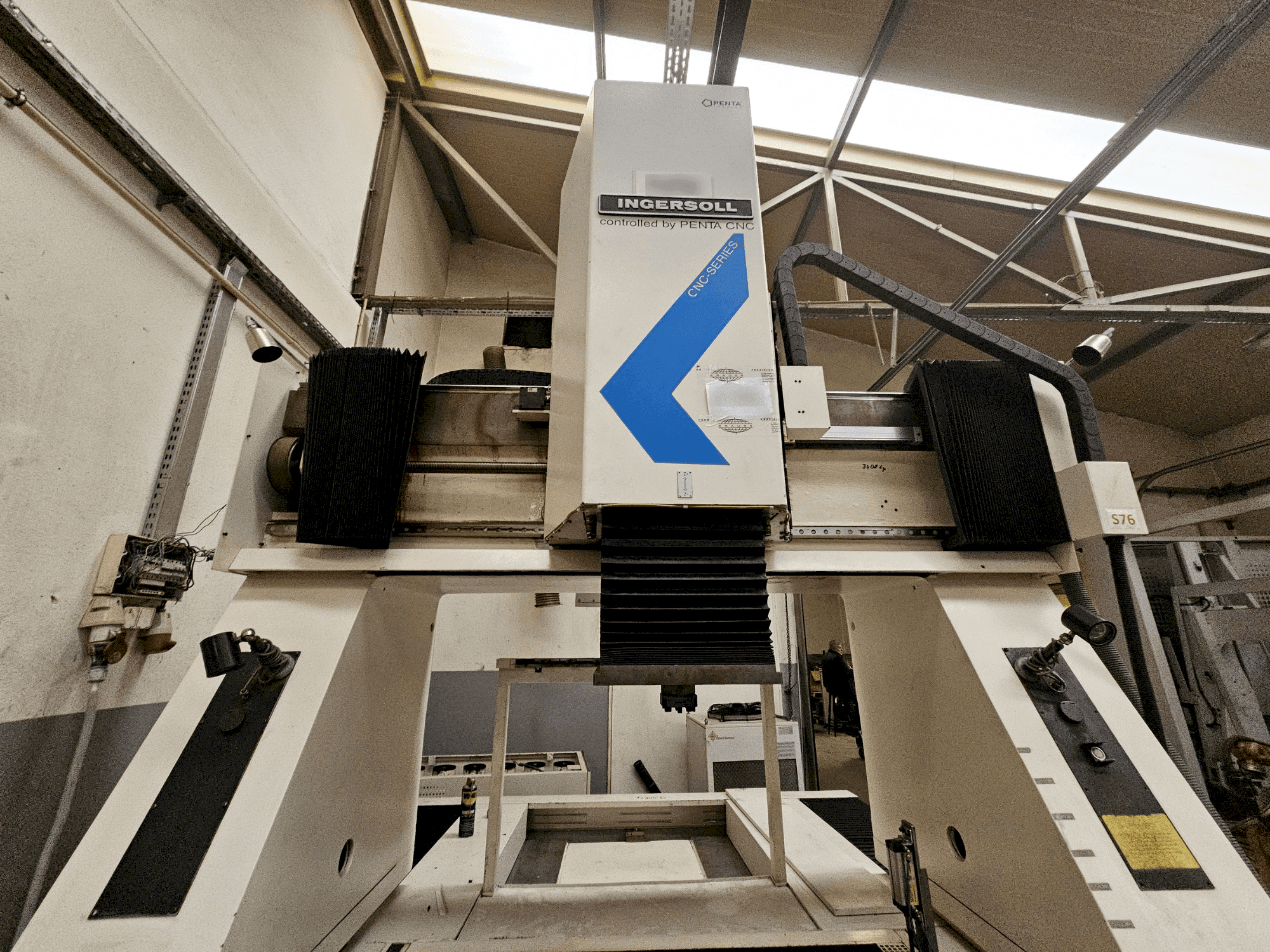 Frontansicht der INGERSOLL IG1300 PENTA Maschine