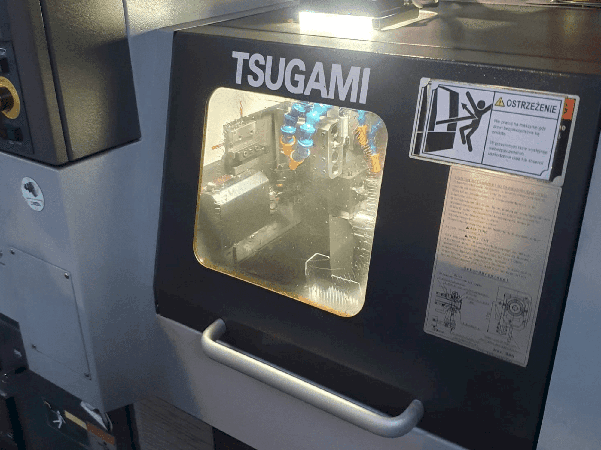 Frontansicht der TSUGAMI BO-205E Maschine