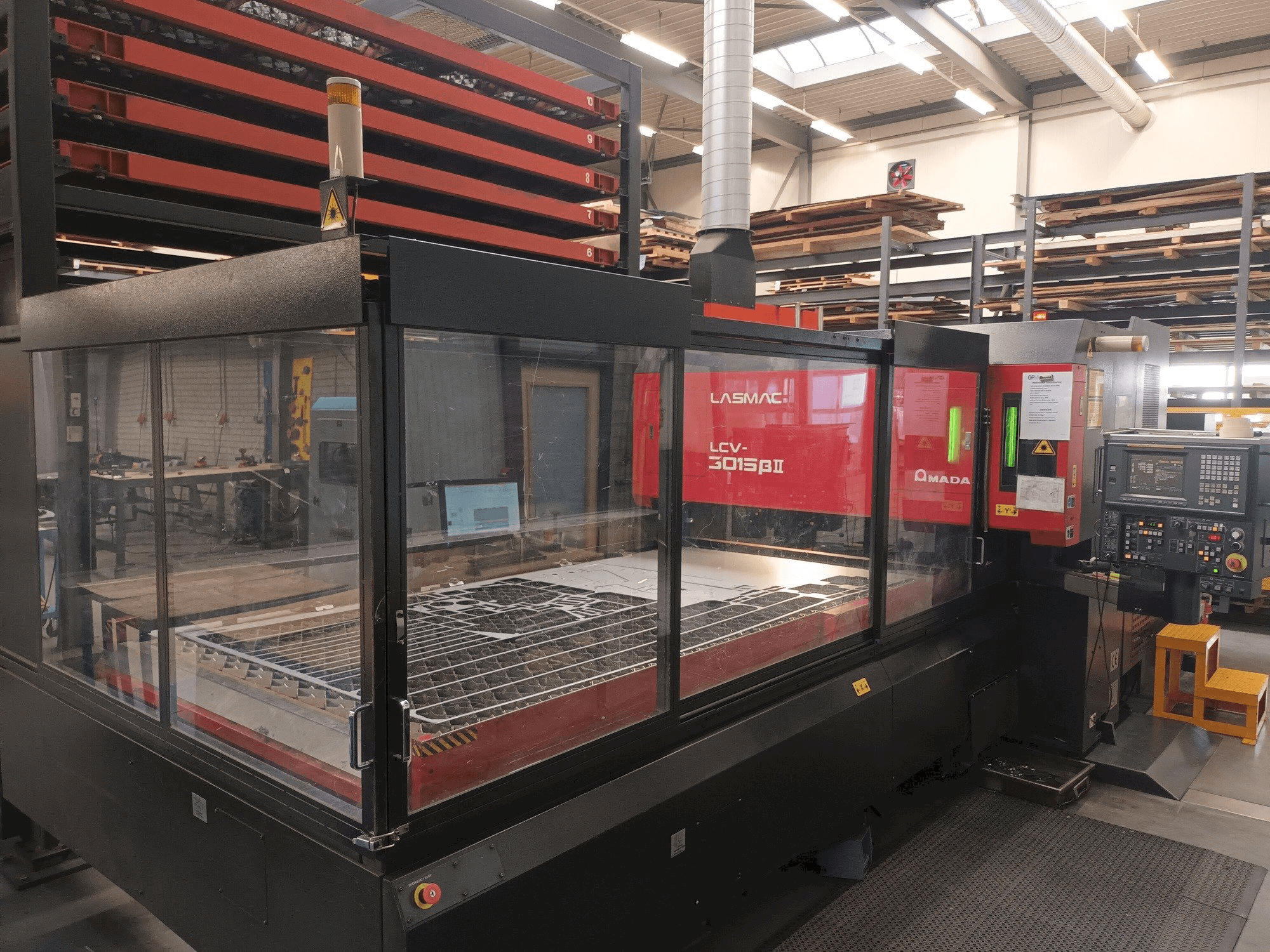 Frontansicht der AMADA LCV 3015 3KW + Automation/storage Maschine