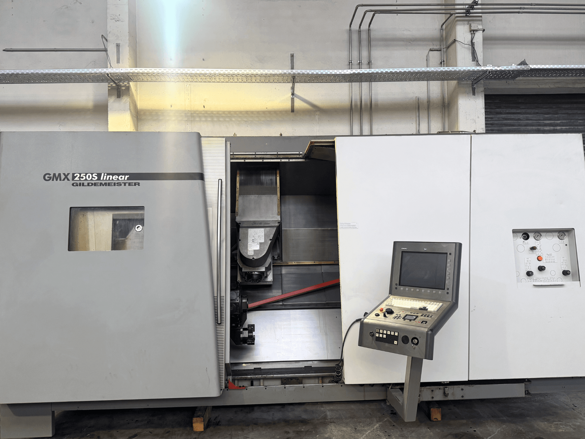 Gildemeister GMX 250S lineare CNC-Maschine, Vorderansicht, mit Bedienfeld und offenem Arbeitsbereich.
