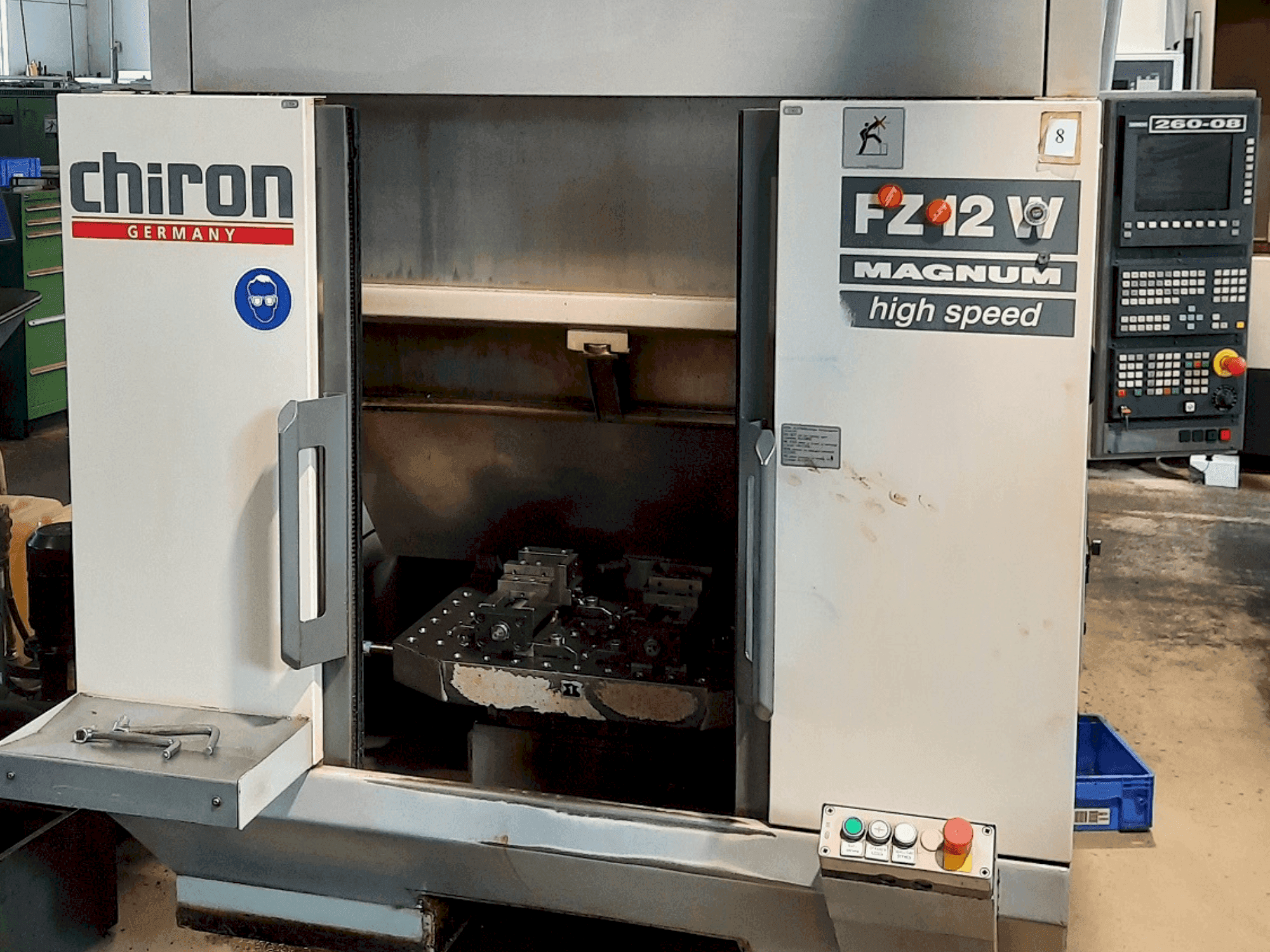 Frontansicht der CHIRON FZ 12 W Maschine