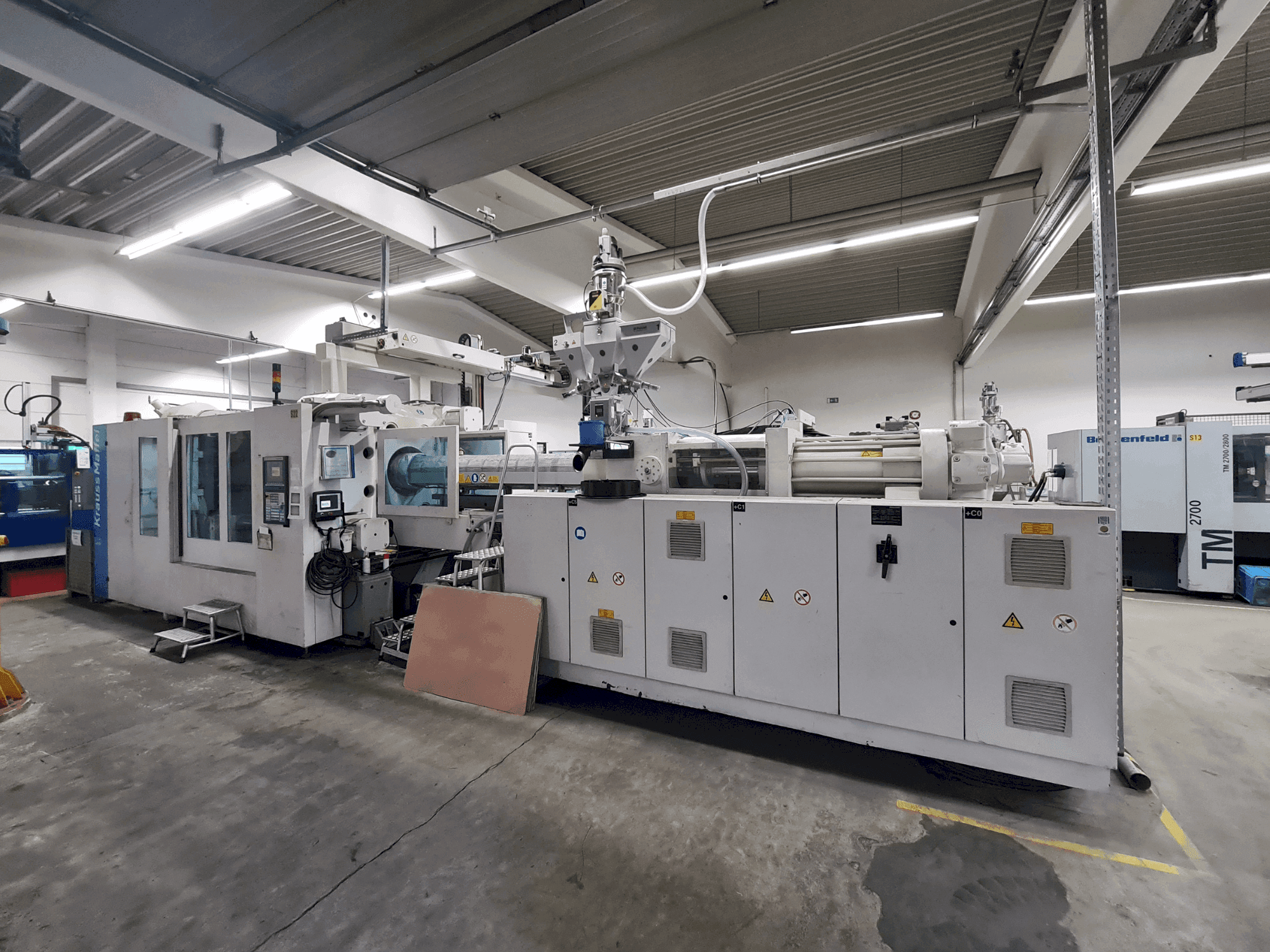 Frontansicht der Krauss Maffei 800-6100 MX Maschine