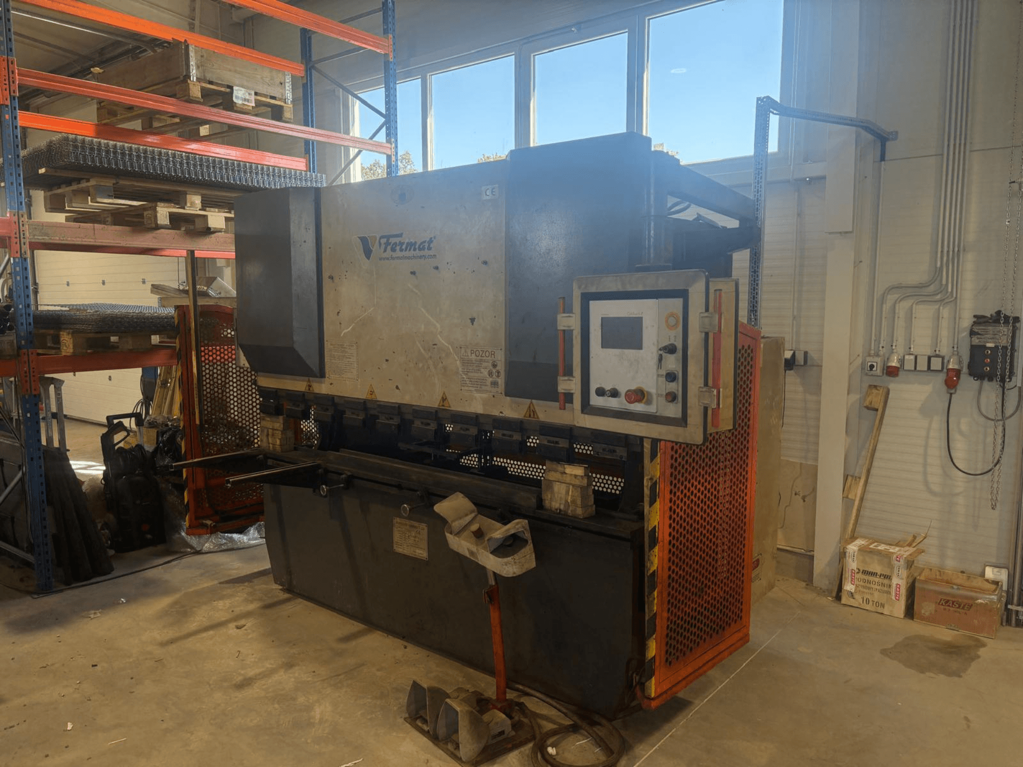 Die CNC-Abkantpresse FERMAT CTOF 80/2500 in Seitenansicht, mit Blick auf das Bedienfeld und die Biegewerkzeuge.