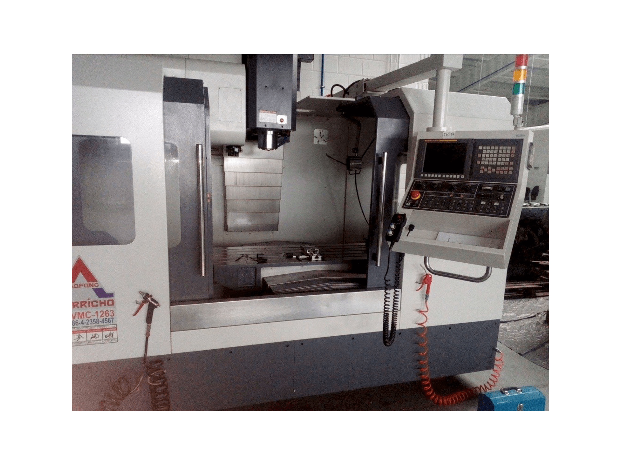 Frontansicht der EVERRICHO ER-VMC-1263A Maschine