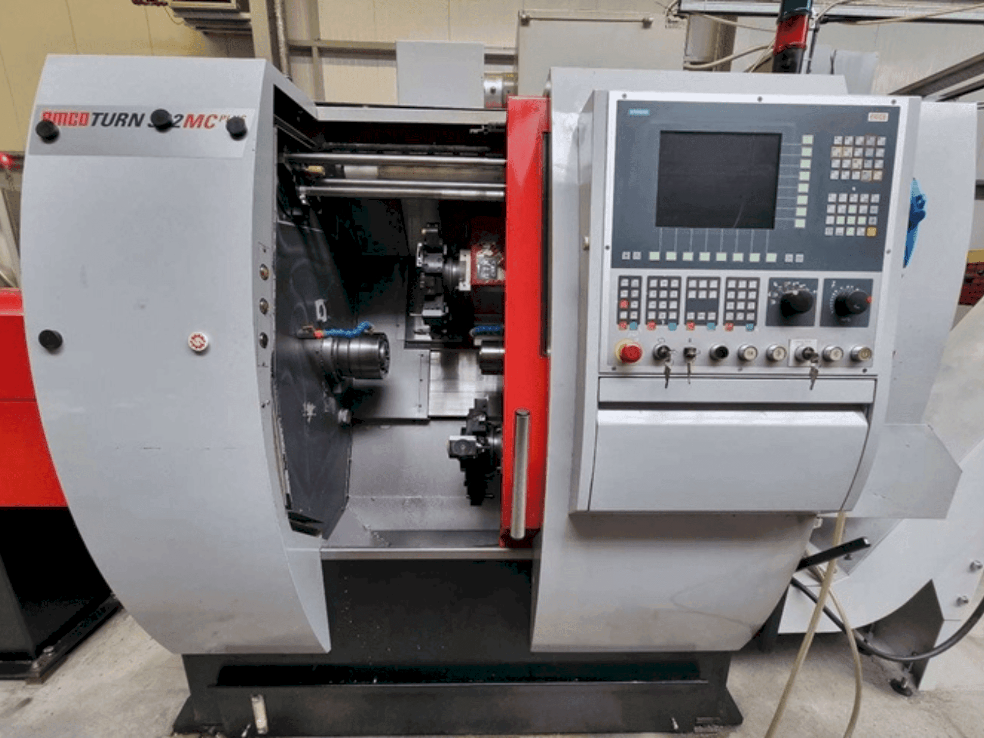 Frontansicht der EMCO TURN 332 MCPlus Maschine