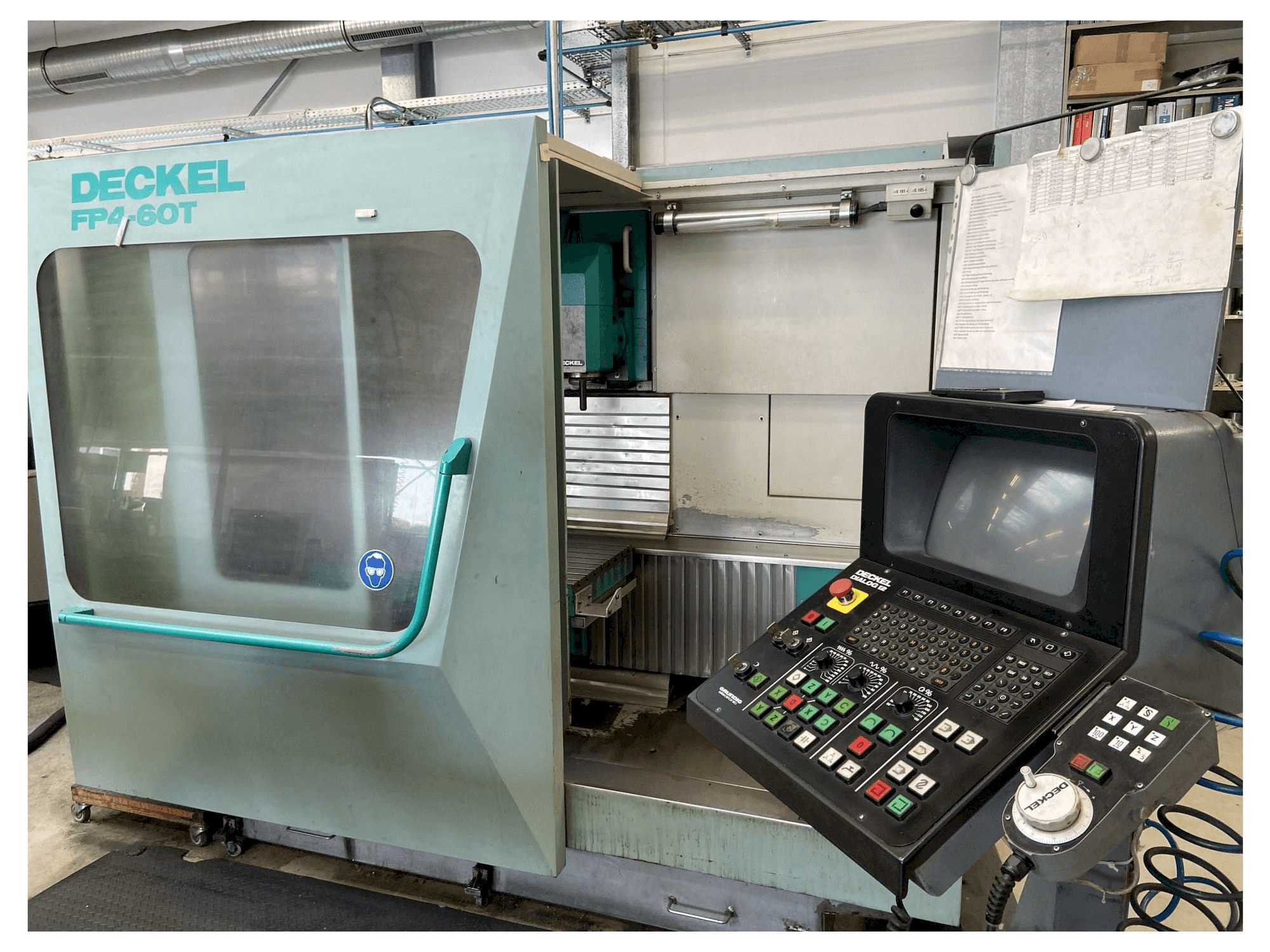 Frontansicht der DECKEL FP4 60 Maschine