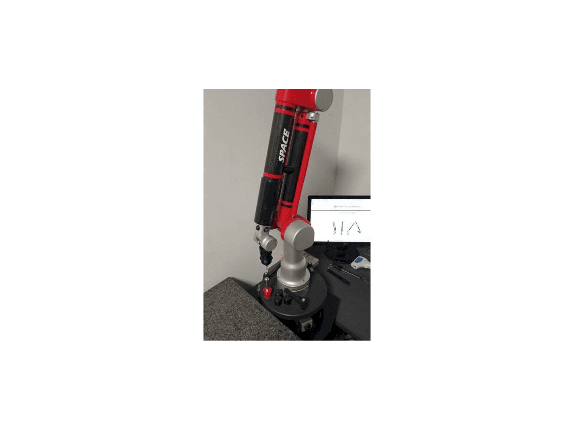 Frontansicht der Tomelleri Engineering Space - 6 Axes Maschine