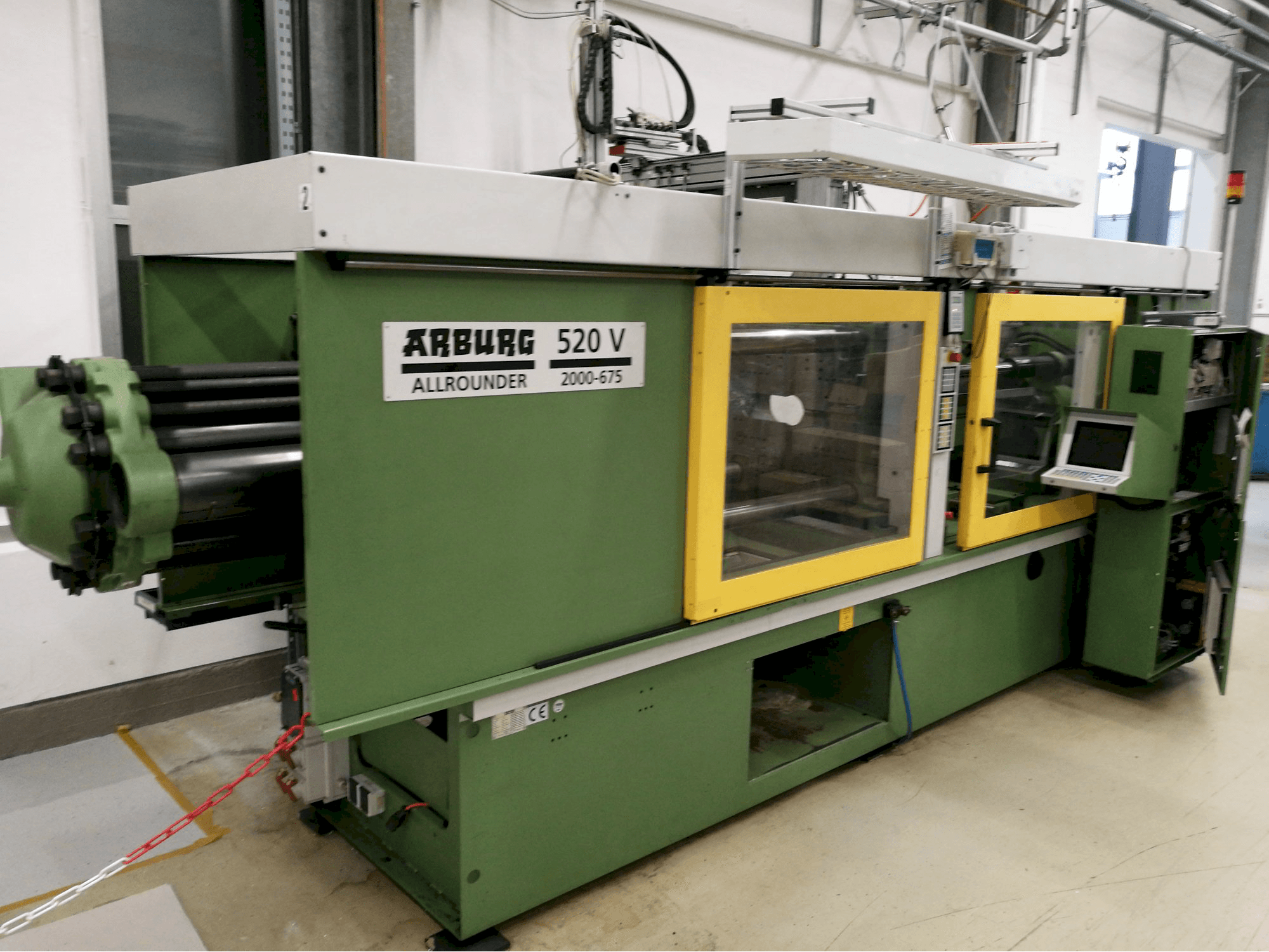 Frontansicht der Arburg 520 V 2000-675 Maschine