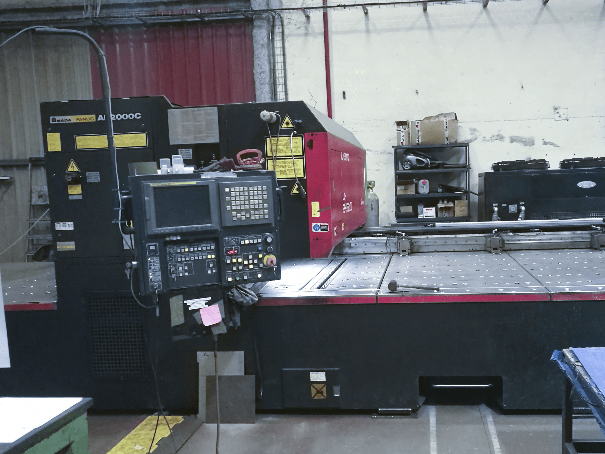 Frontansicht der AMADA LC 2415 α3 Maschine