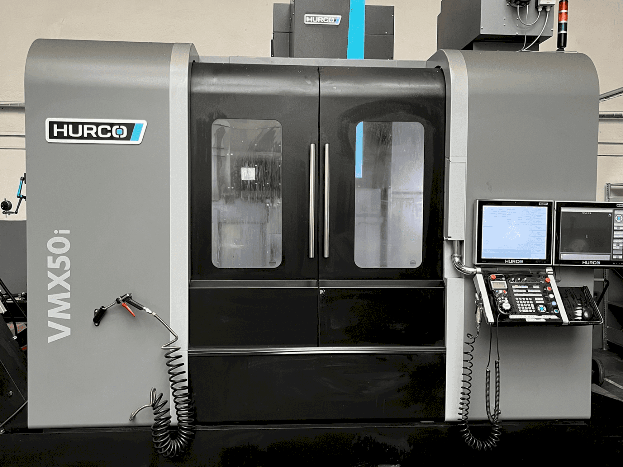 Frontansicht der Hurco VMX50i Maschine