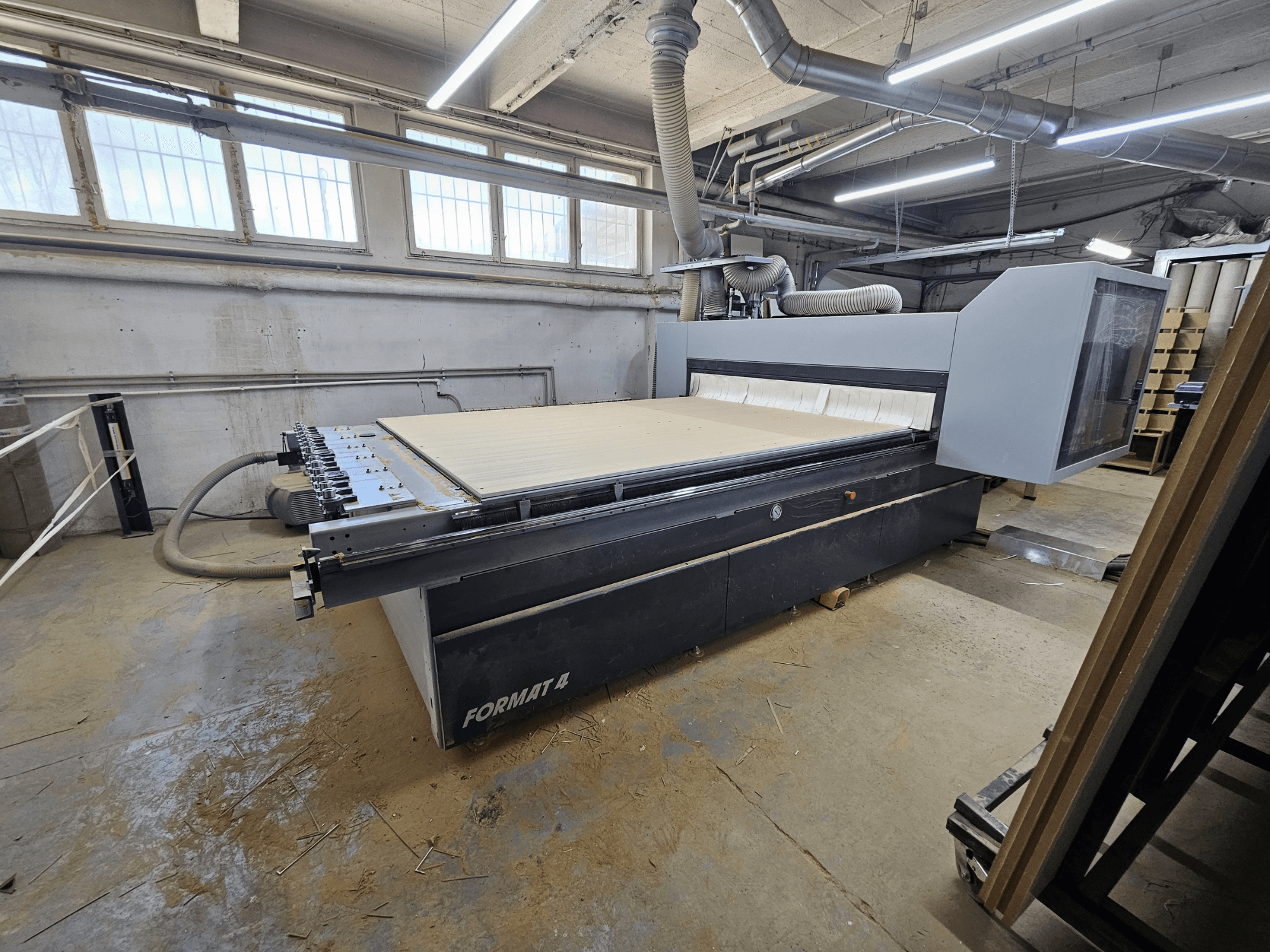 CNC-Fräse FORMAT4 Profit H80 21.31, Seitenansicht mit großem Arbeitstisch und Bedienfeld in einer Werkstattumgebung.