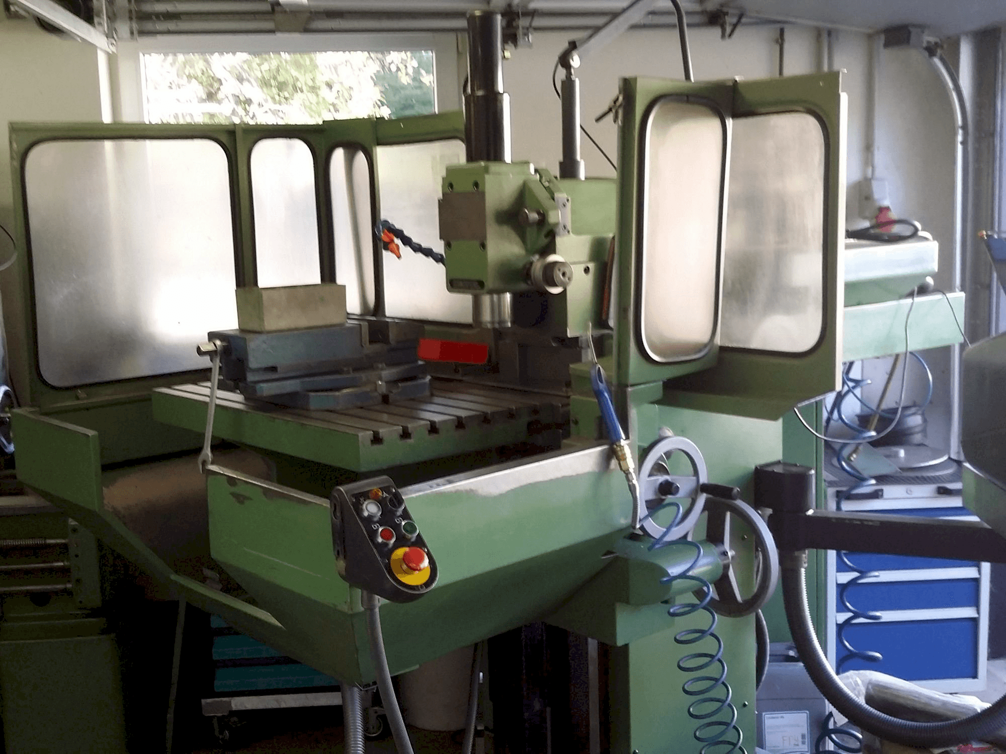 Frontansicht der DECKEL FP4A Maschine