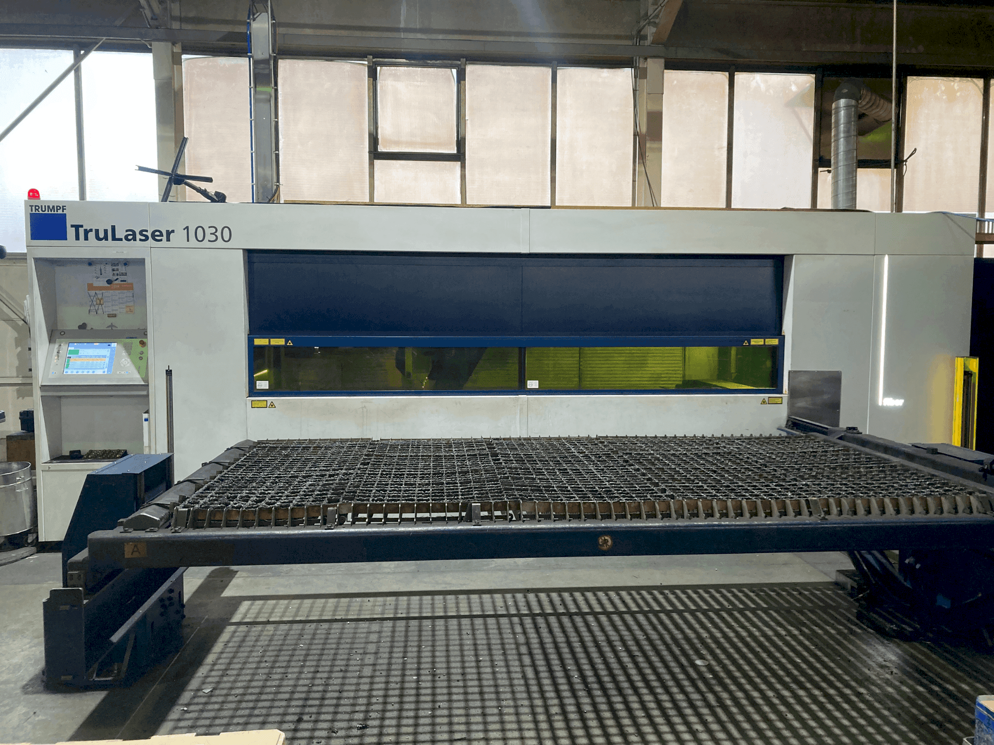 Frontansicht der TRUMPF TruLaser 1030 Maschine