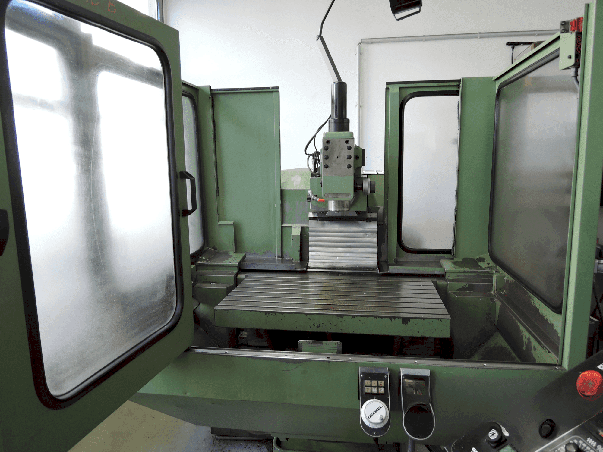 Frontansicht der DECKEL FP4A Maschine