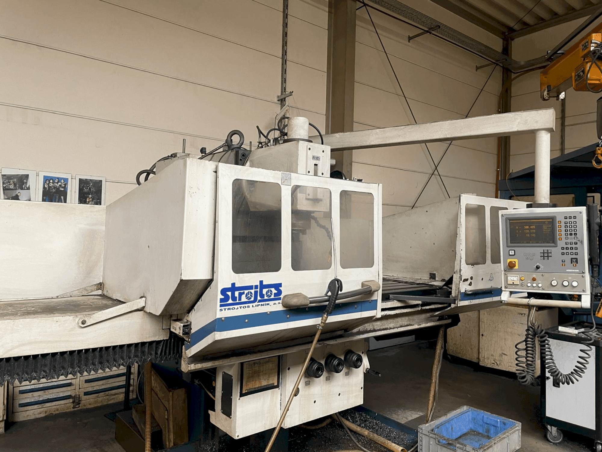 Frontansicht der Strojtos FGS 63 NCP Maschine