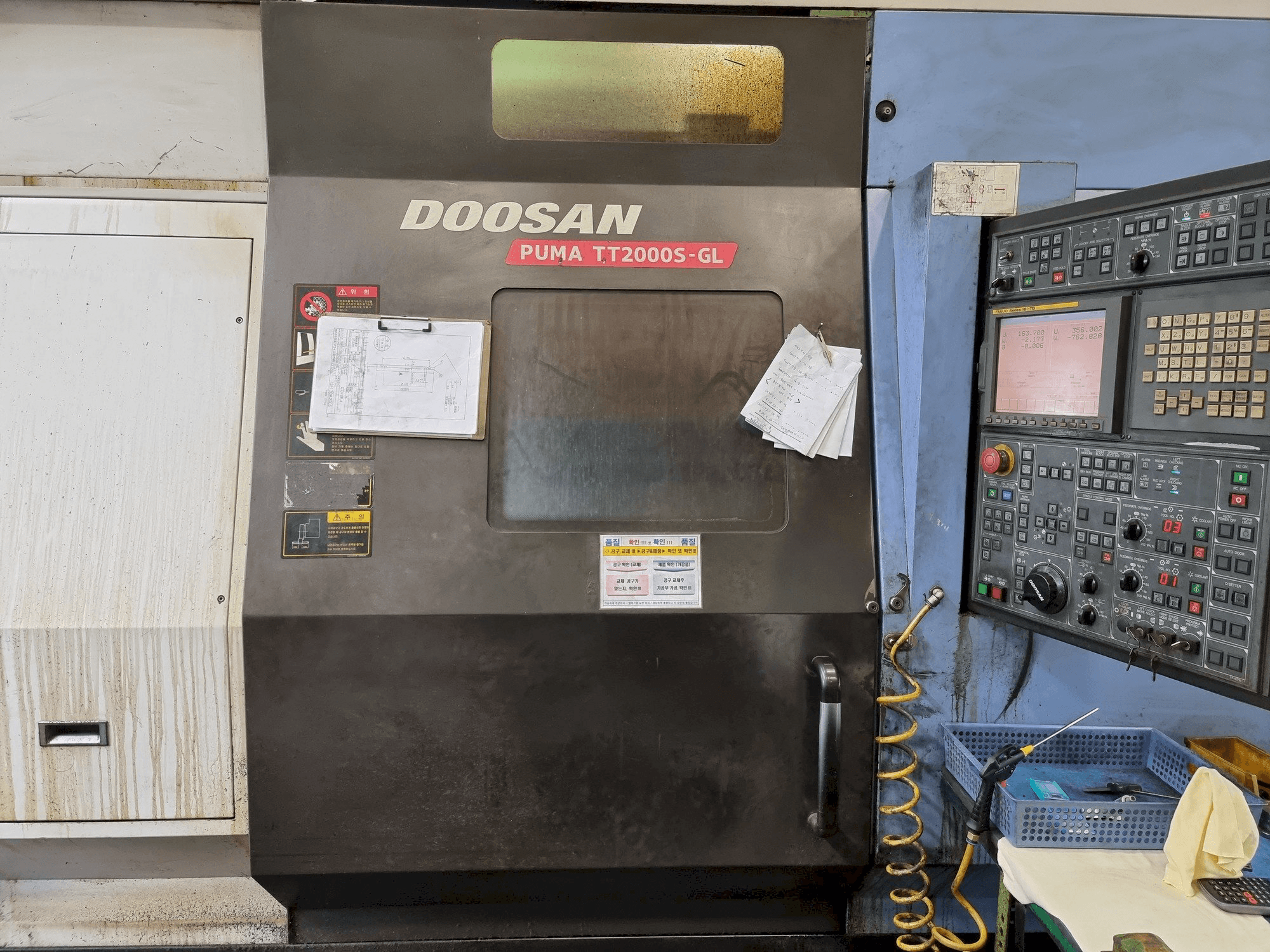 Frontansicht der Doosan PUMA TT2000S-GL Maschine