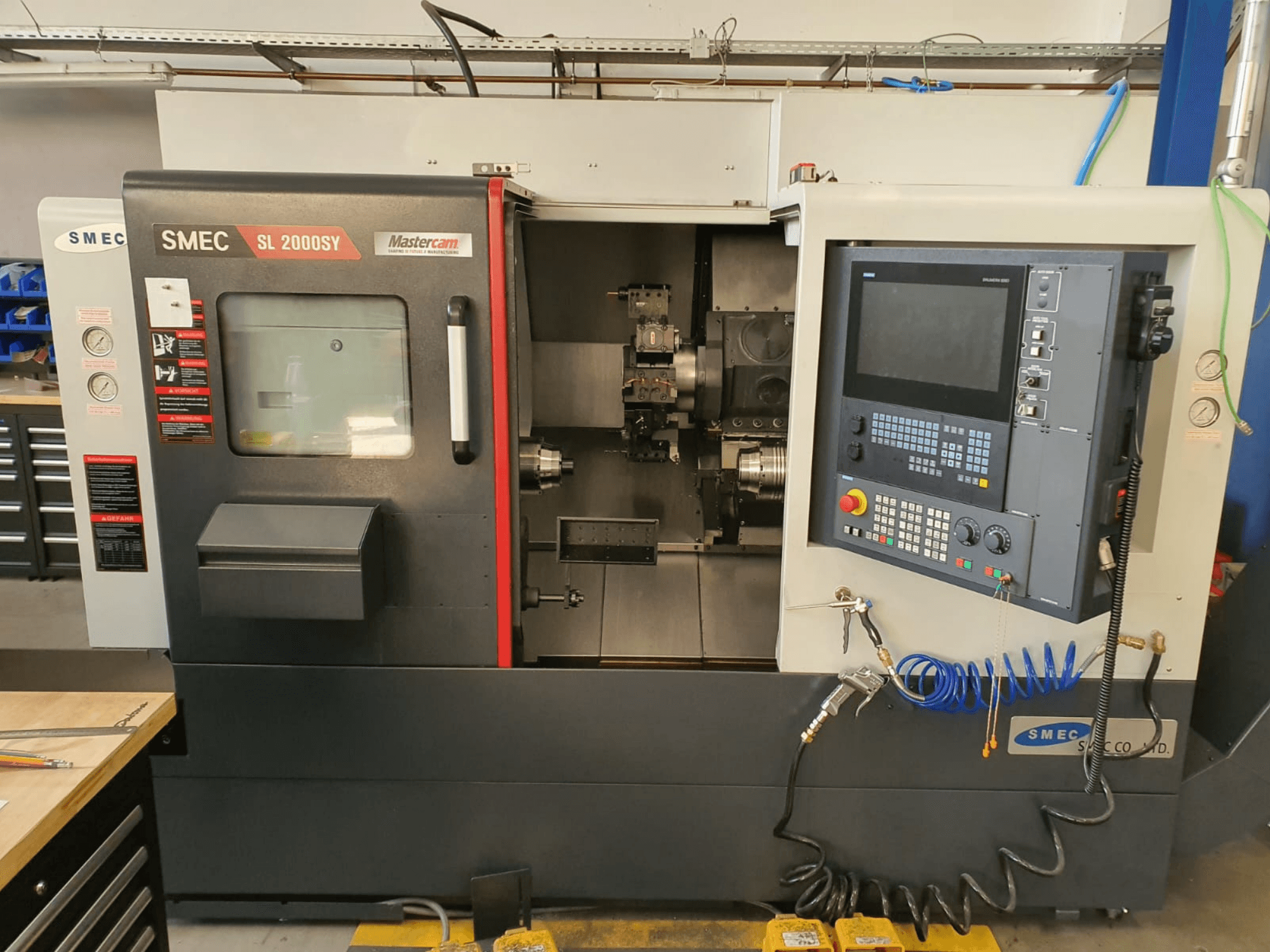 Horizontaldrehmaschine SMEC SL2000SY in Vorderansicht, mit Bedienfeld, Bildschirm und Werkzeughalter.