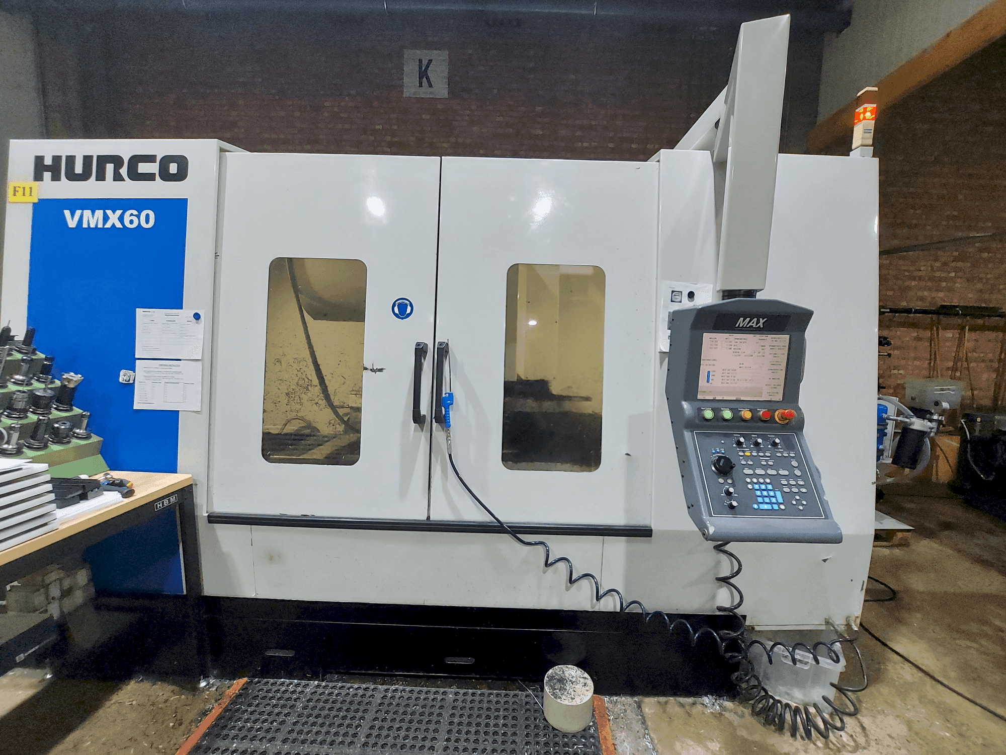 Frontansicht der Hurco VMX60/40T Maschine
