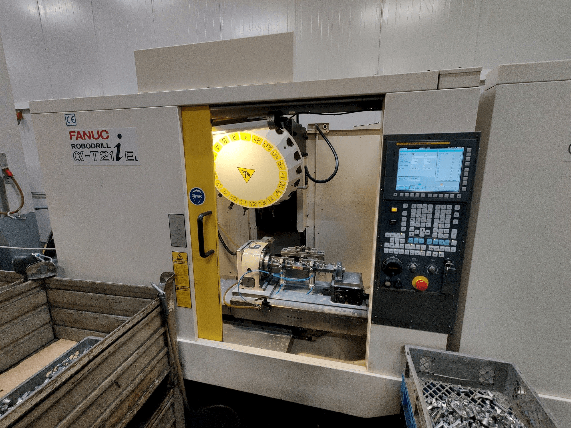 Frontansicht der FANUC Robodrill α-T21iEL Maschine