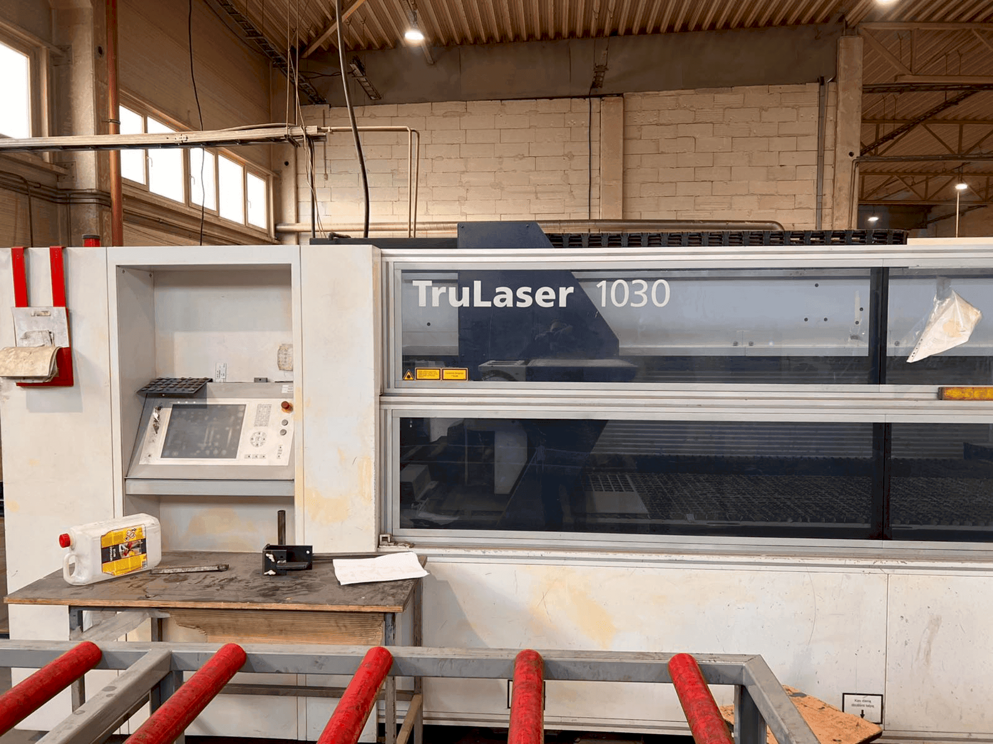 Frontansicht der TRUMPF TruLaser 1030 Maschine