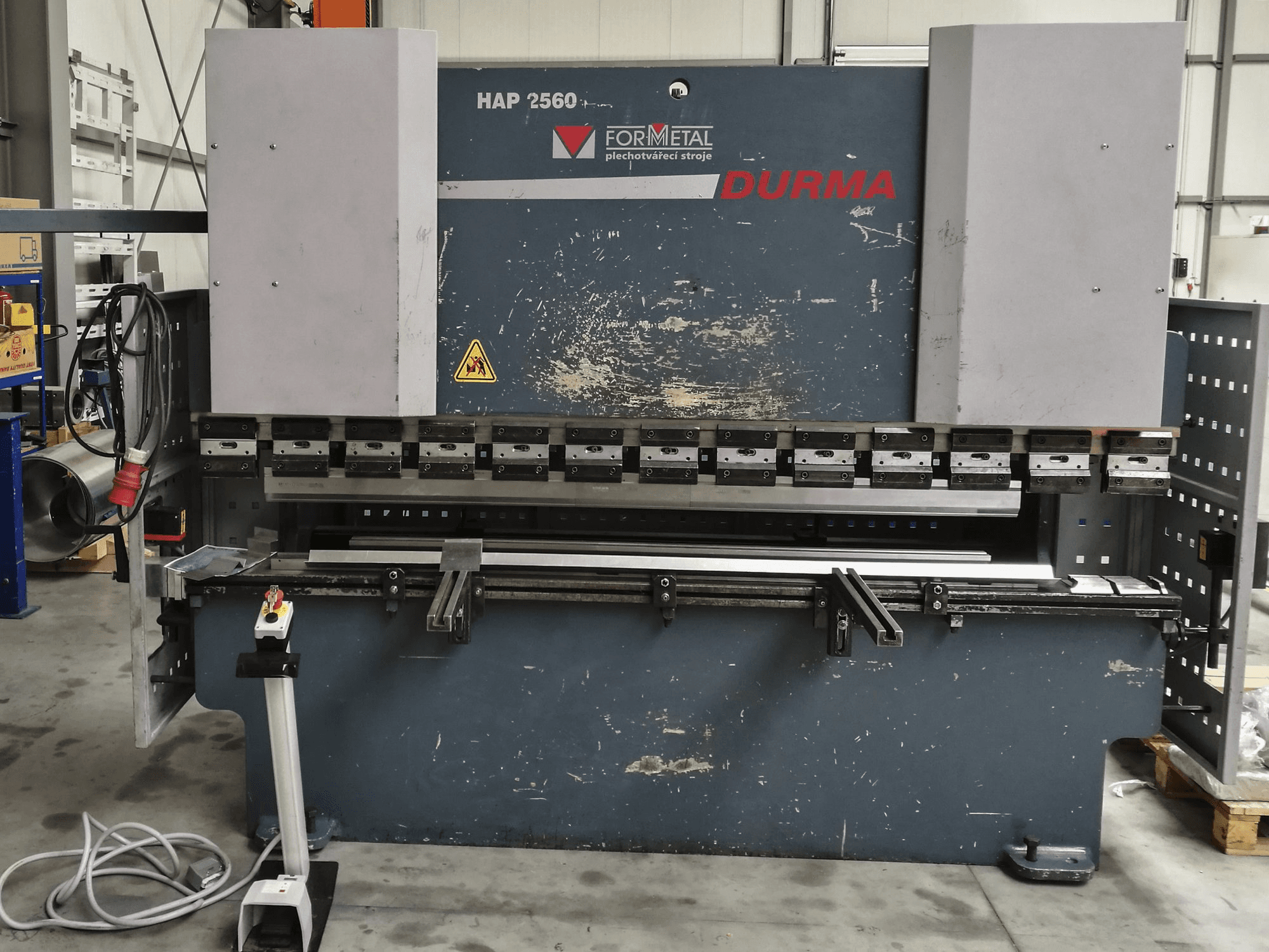 Frontansicht der Durma HAP 2560 Maschine
