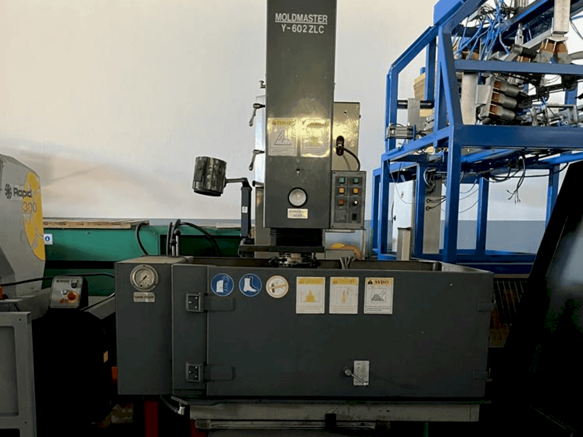 Frontansicht der MOLDMASTER Y-602 ZLC Maschine