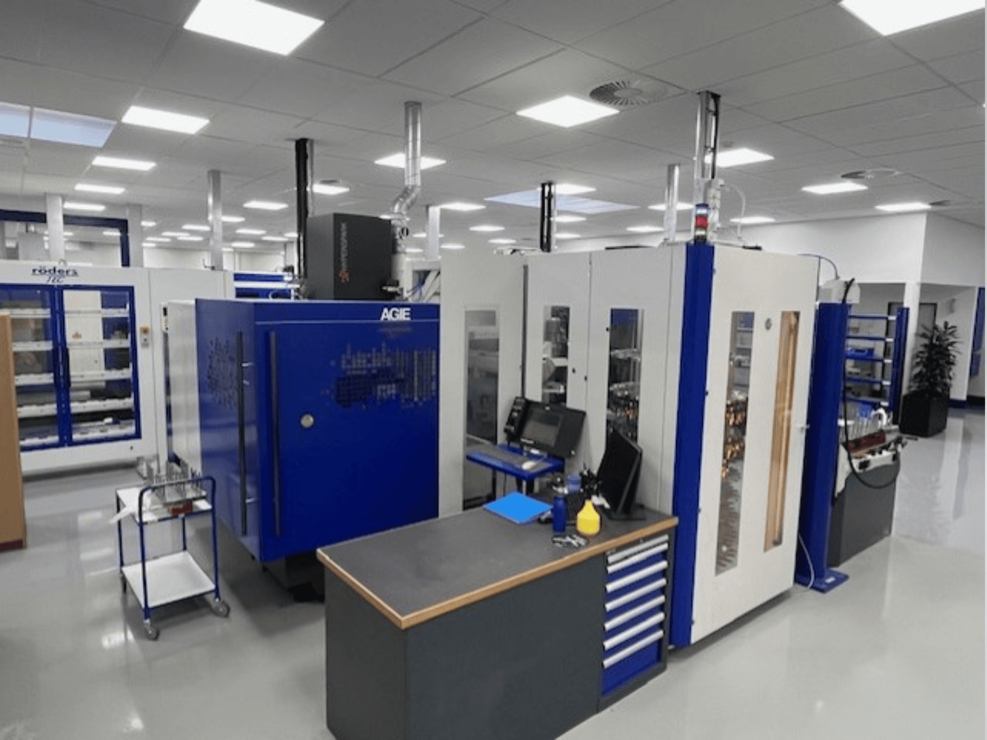 AGIE Hyperspark 2 Exact Senkerodiermaschine in einer Werkstatt, dargestellt von vorne mit blauen und grauen Akzenten.